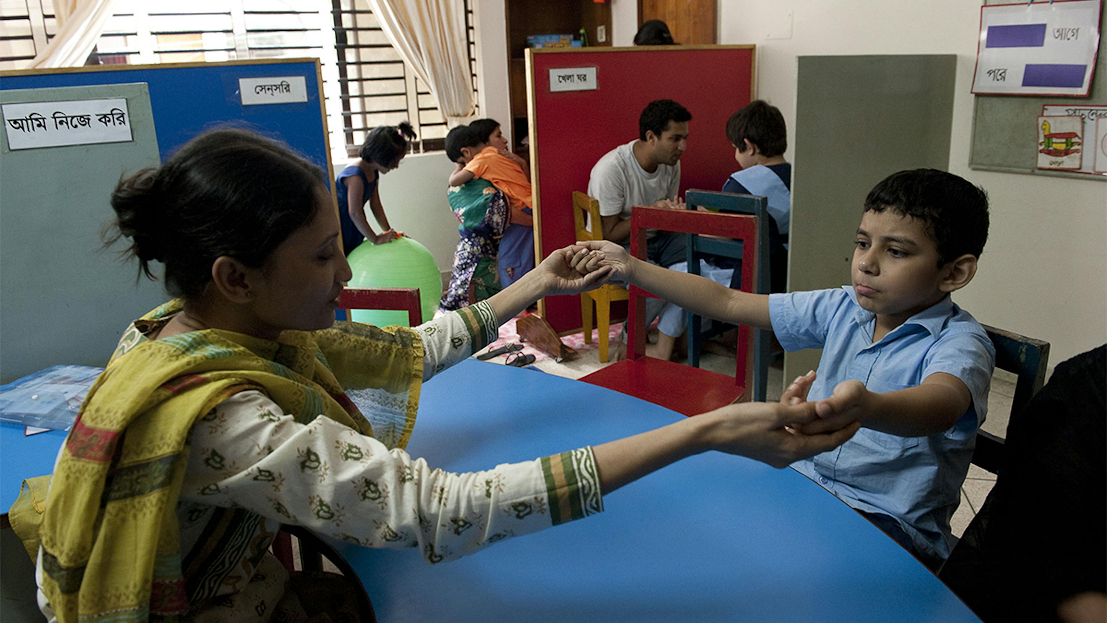Bangladesh, un bambino autistico durante il programma di stimolazione precoce.