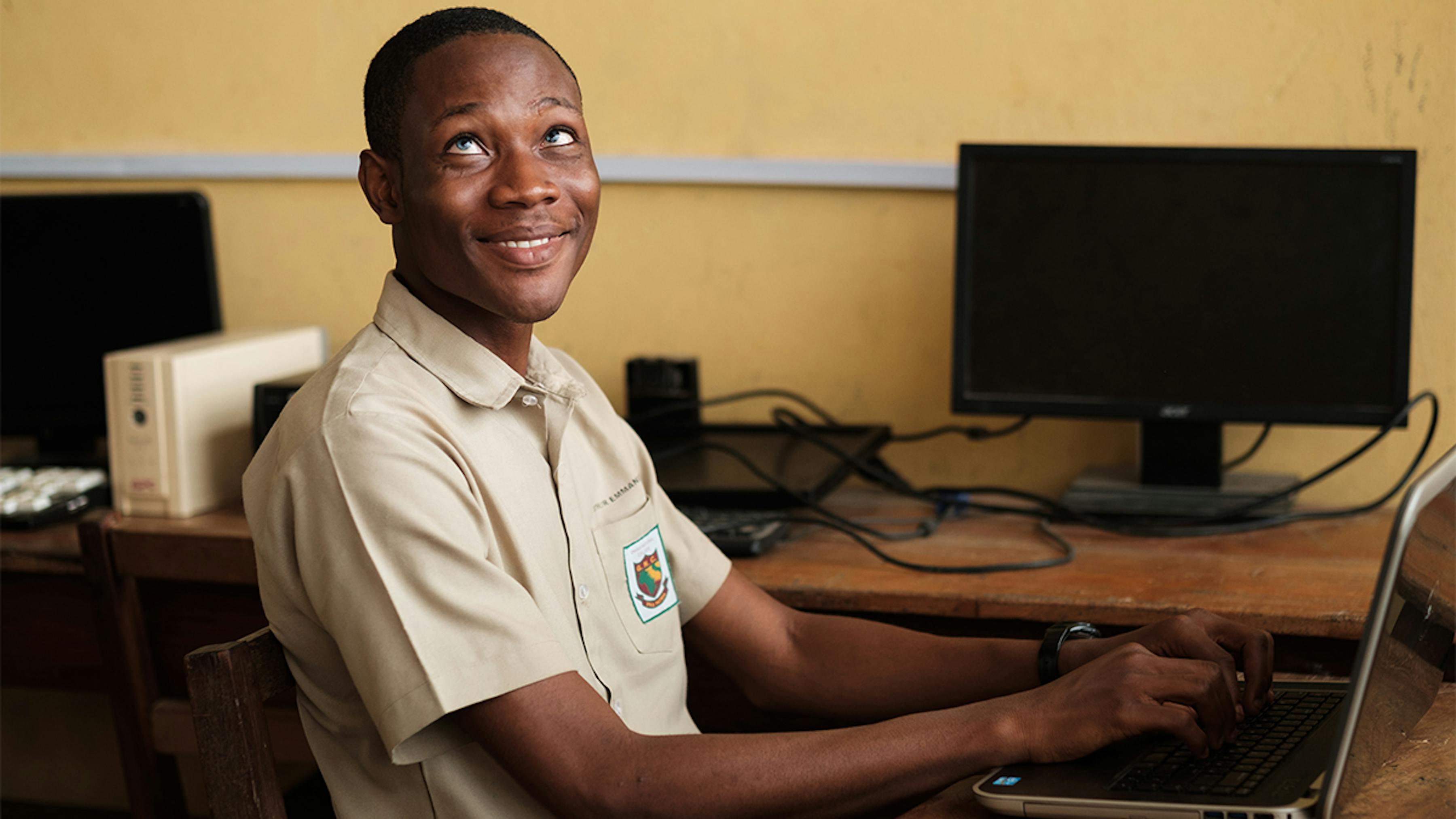 Ghana, il sorriso di uno uno studente con una disabilità visiva.