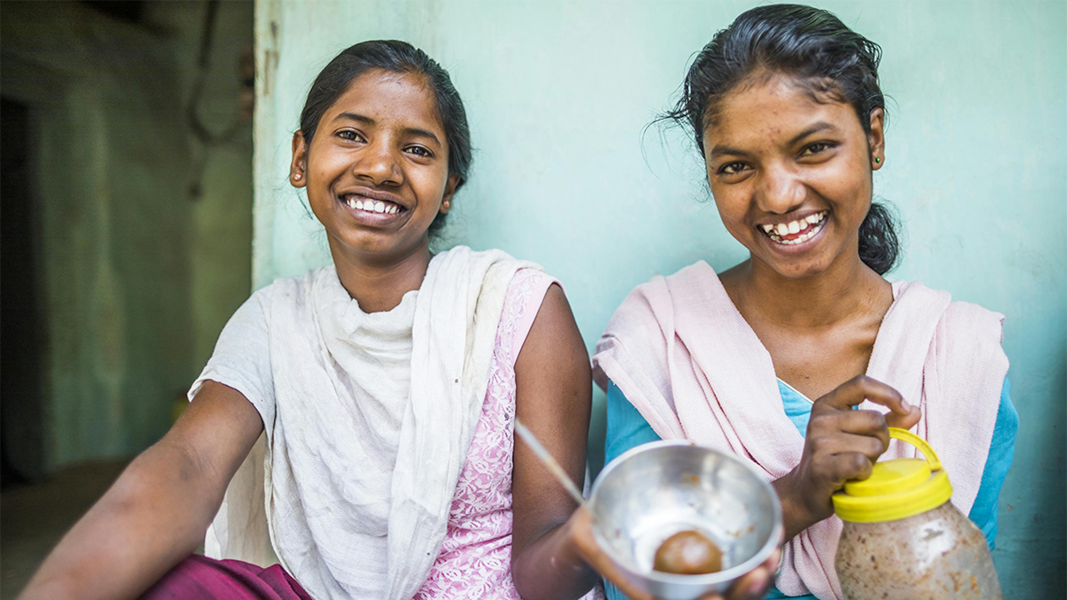 India, Rita Dhan e sua sorella violano il tabù culturale che proibisce alle ragazze di toccare sottaceti durante il ciclo mestuale.