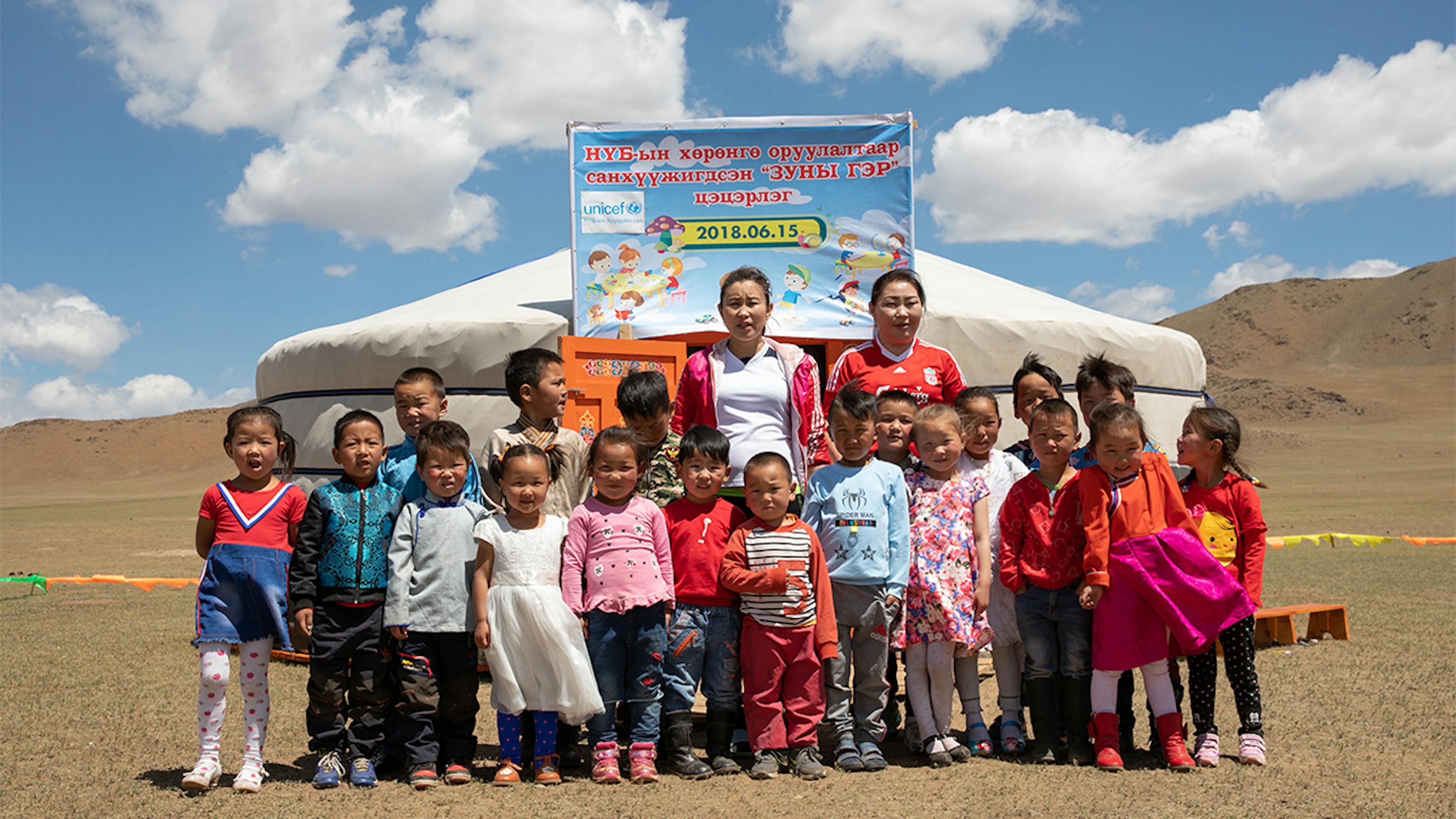 Mongolia, studenti e insegnanti fuori dalla tenda-classe nel primo giorno di scuola.