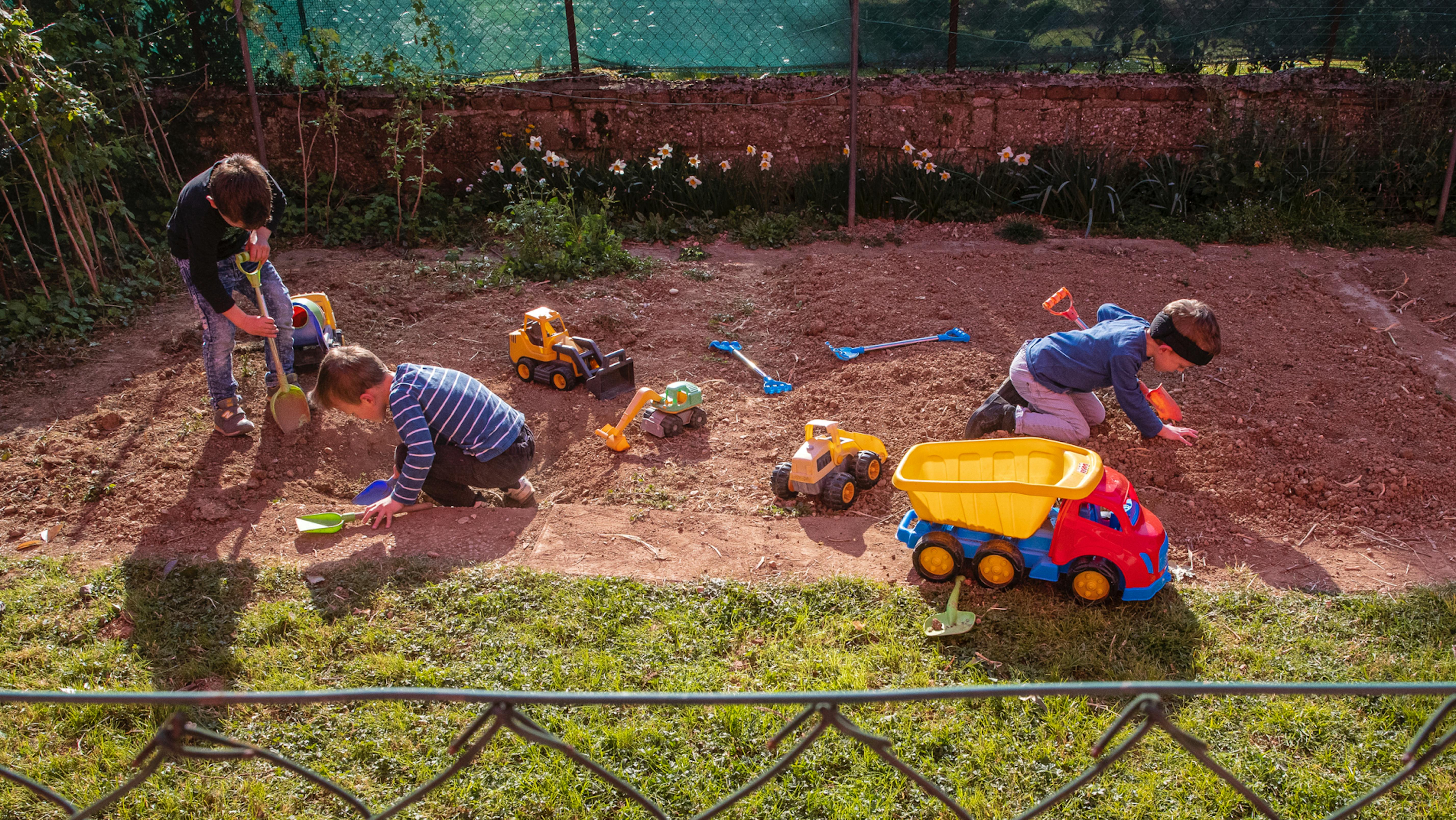 Bambini giocano in un giardino