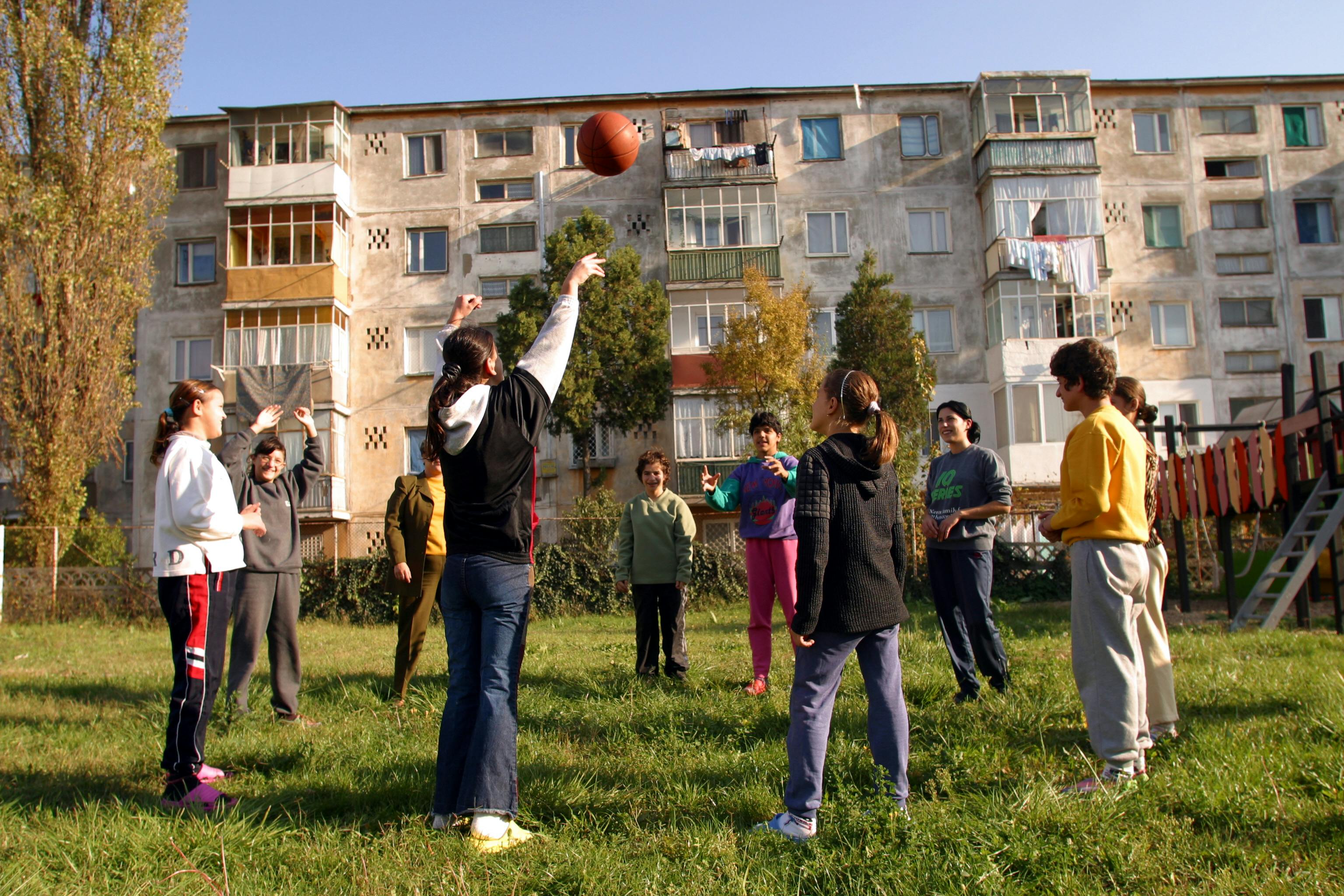 Un gruppo di bambini gioca fuori da una casa per bambini nella città di Constanta.