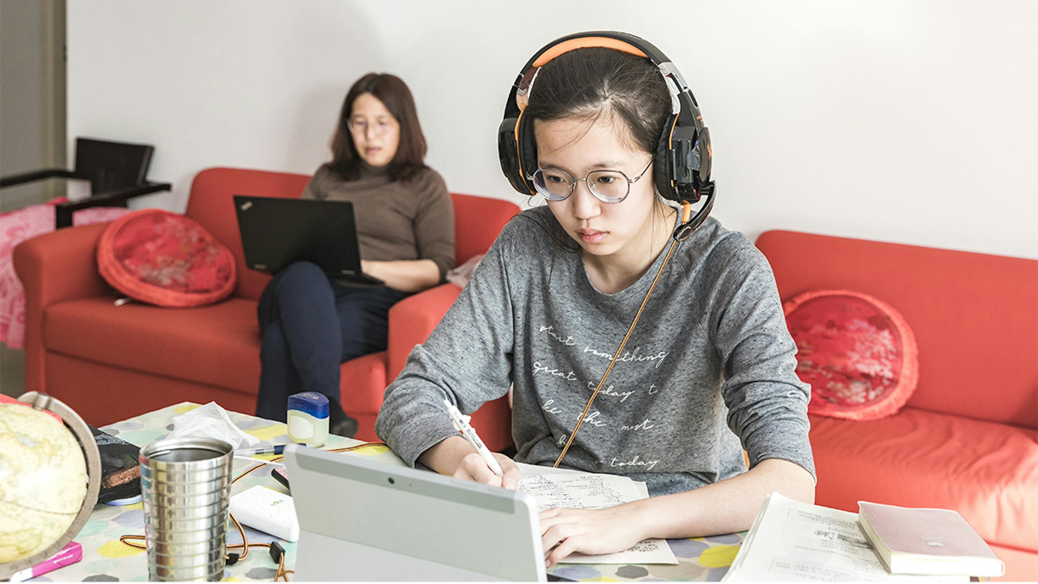 bambina cinesa lezione da remooto