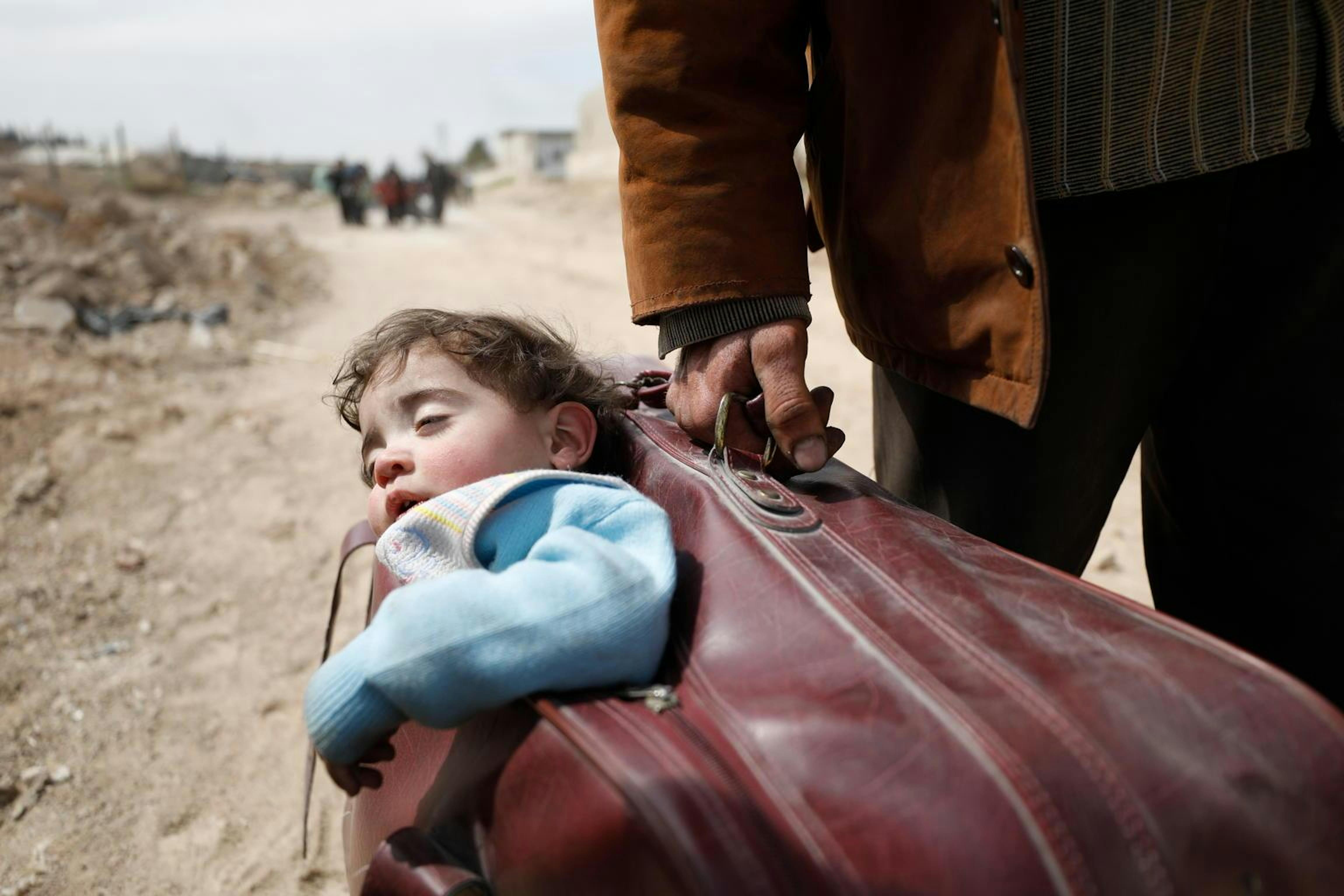 Emergenza-Siria-bambino-valigia