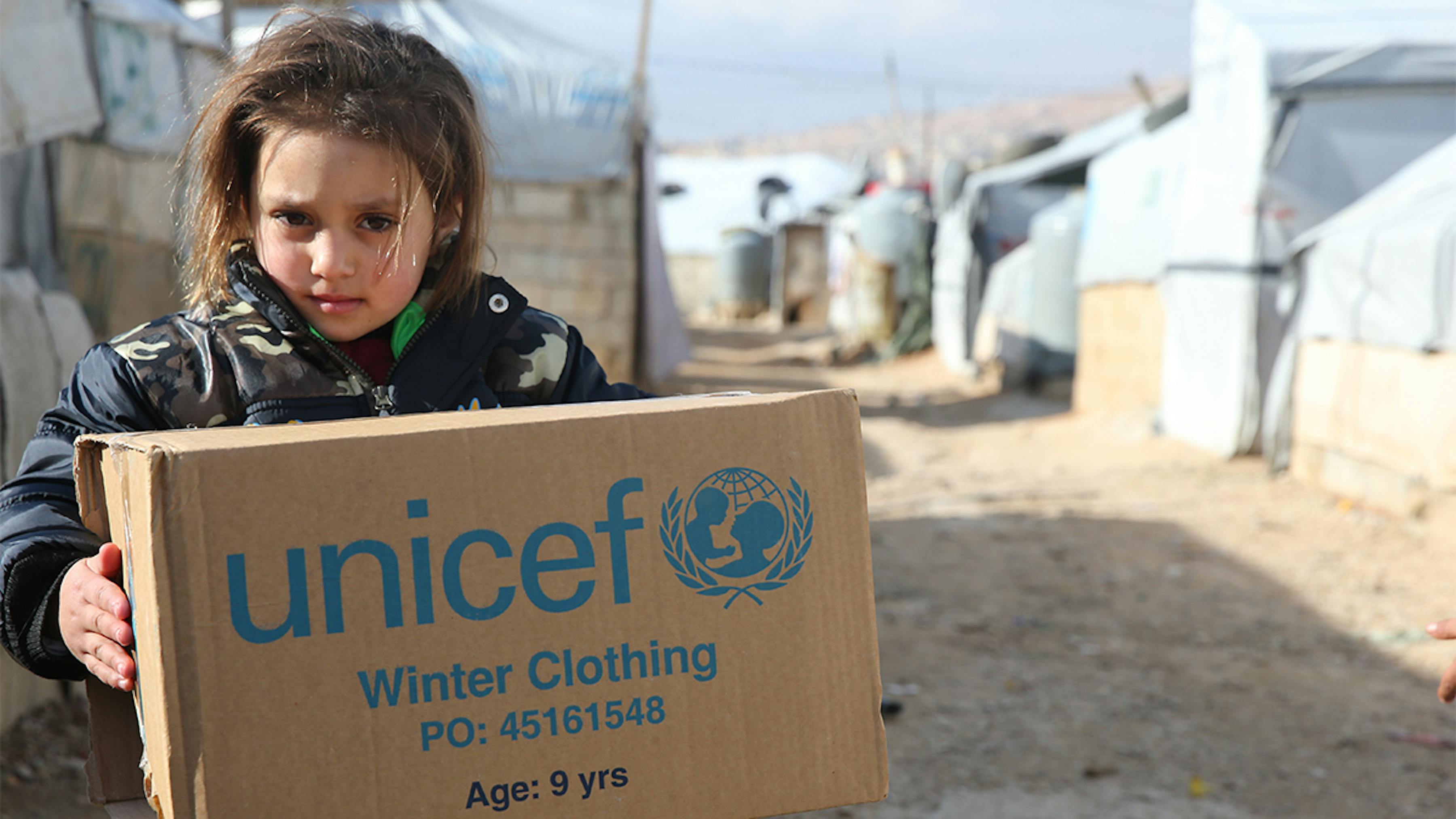 Libano, una bambina rifugiata siriana riceve aiuti per l'inverno