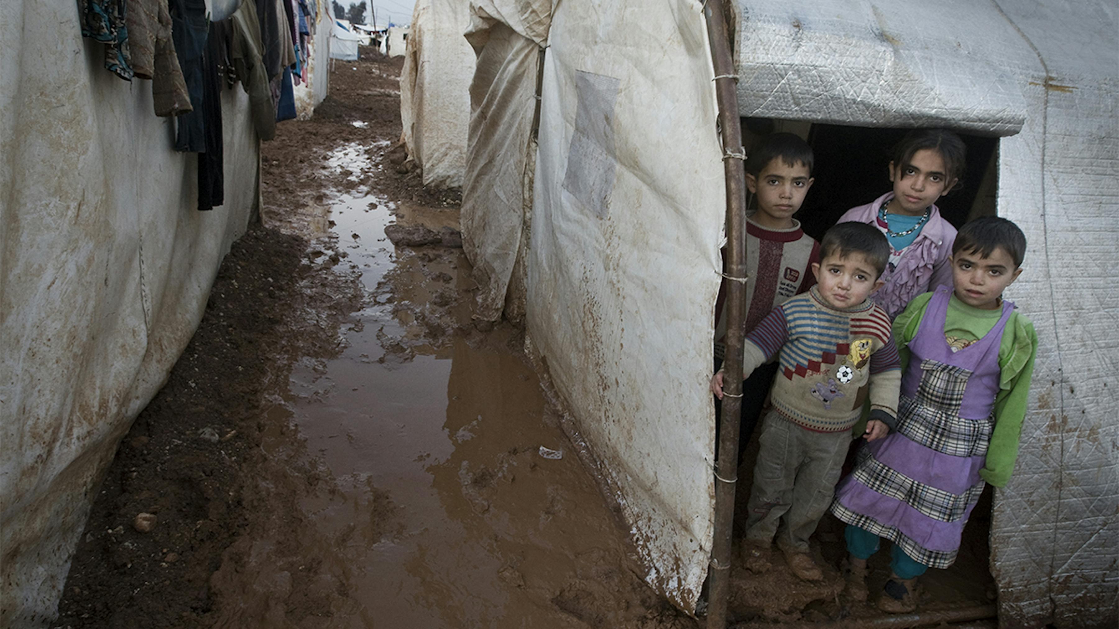 Siria, bambini all'ingresso della loro tenda, nel campo di Bab Al Salame