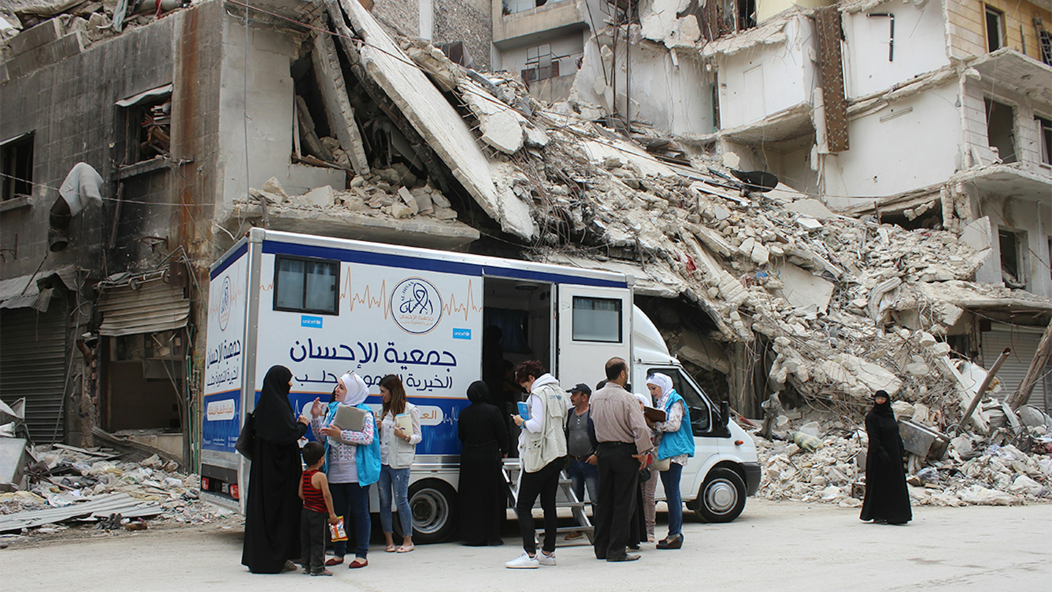 Siria, donne e bambini ricevono assistenza da una clinica mobile