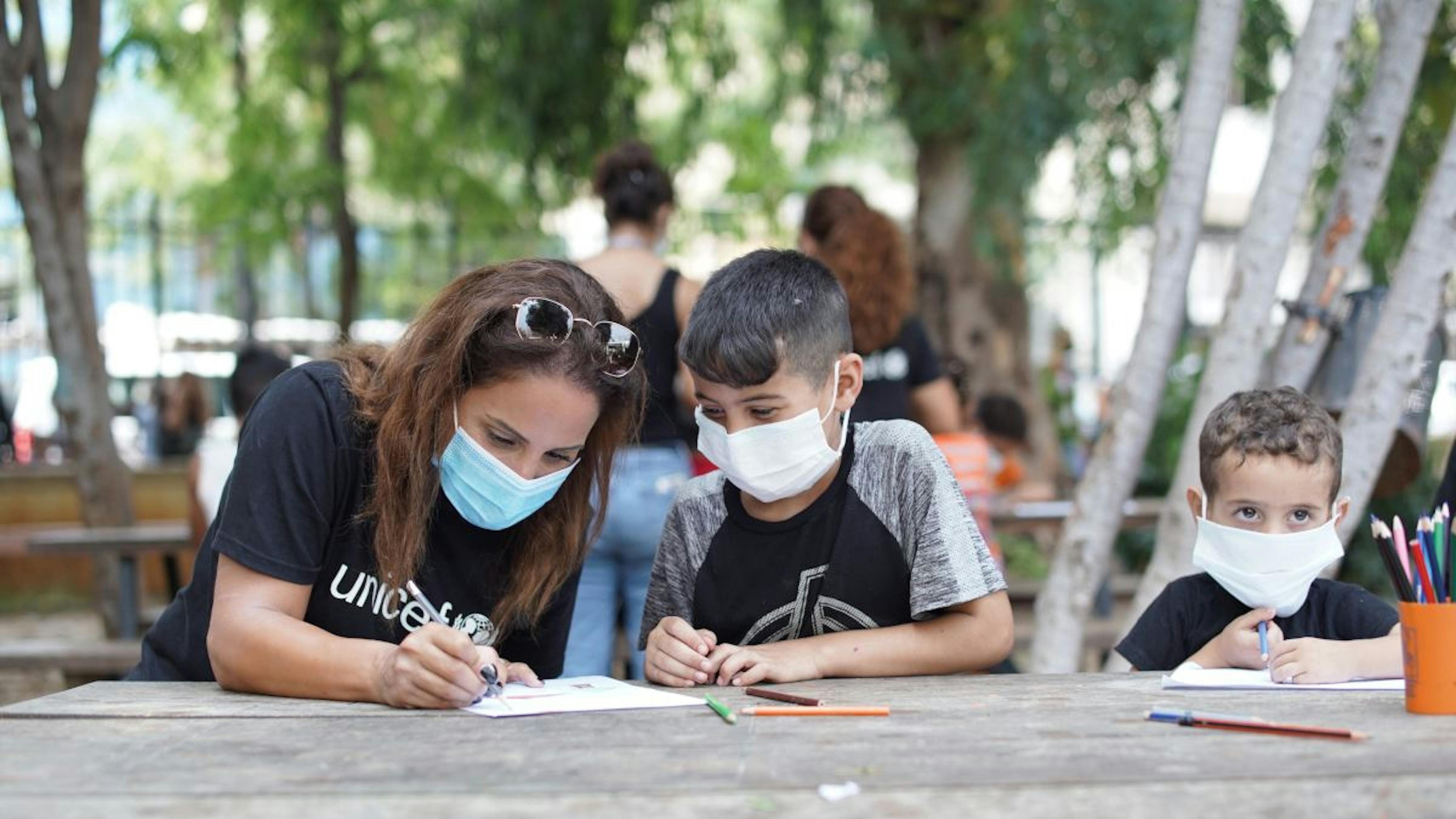 Beirut, bambini libanesi partecipano ad attività psicosociali nello spazio a misura di bambino dell'UNICEF.