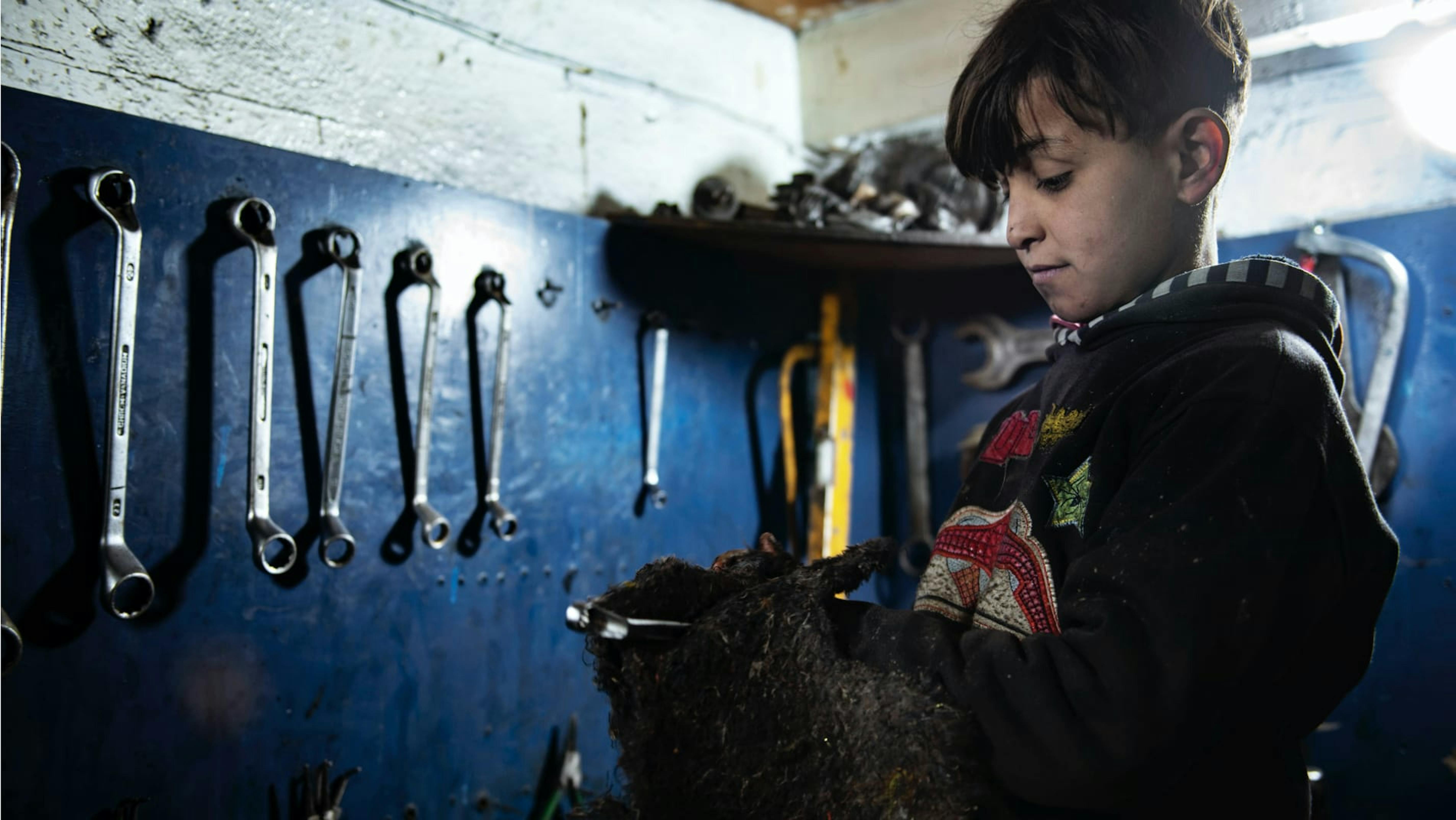 Hussein, 10 anni, lavora in officina da 2 anni. Ha frequentato un solo mese di scuola in Siria.