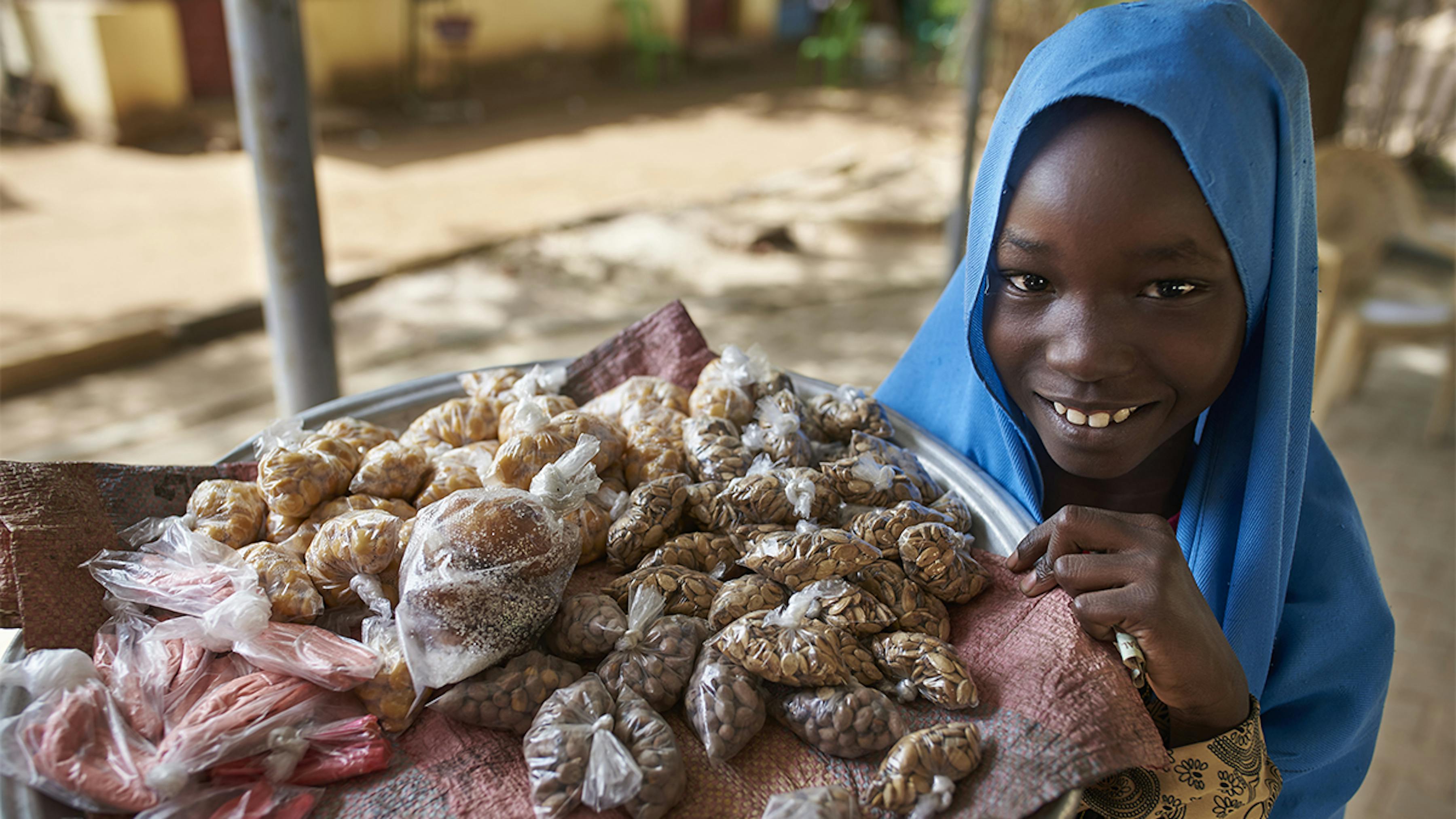 Sudan, una bambina vende snack nella città di Kadugli.