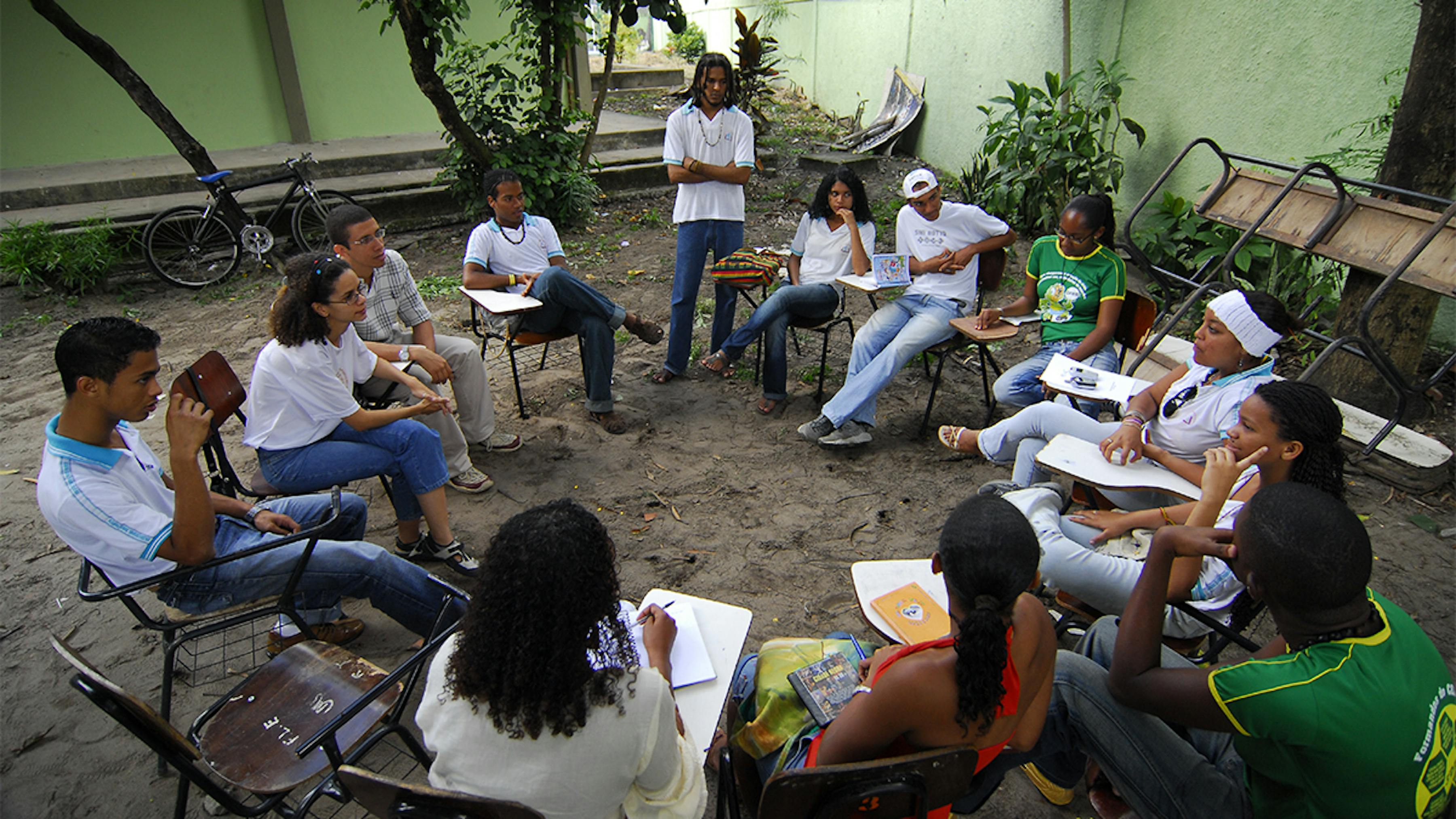 Brasile, adolescenti discutono di questioni sociali, tra cui razzismo.
