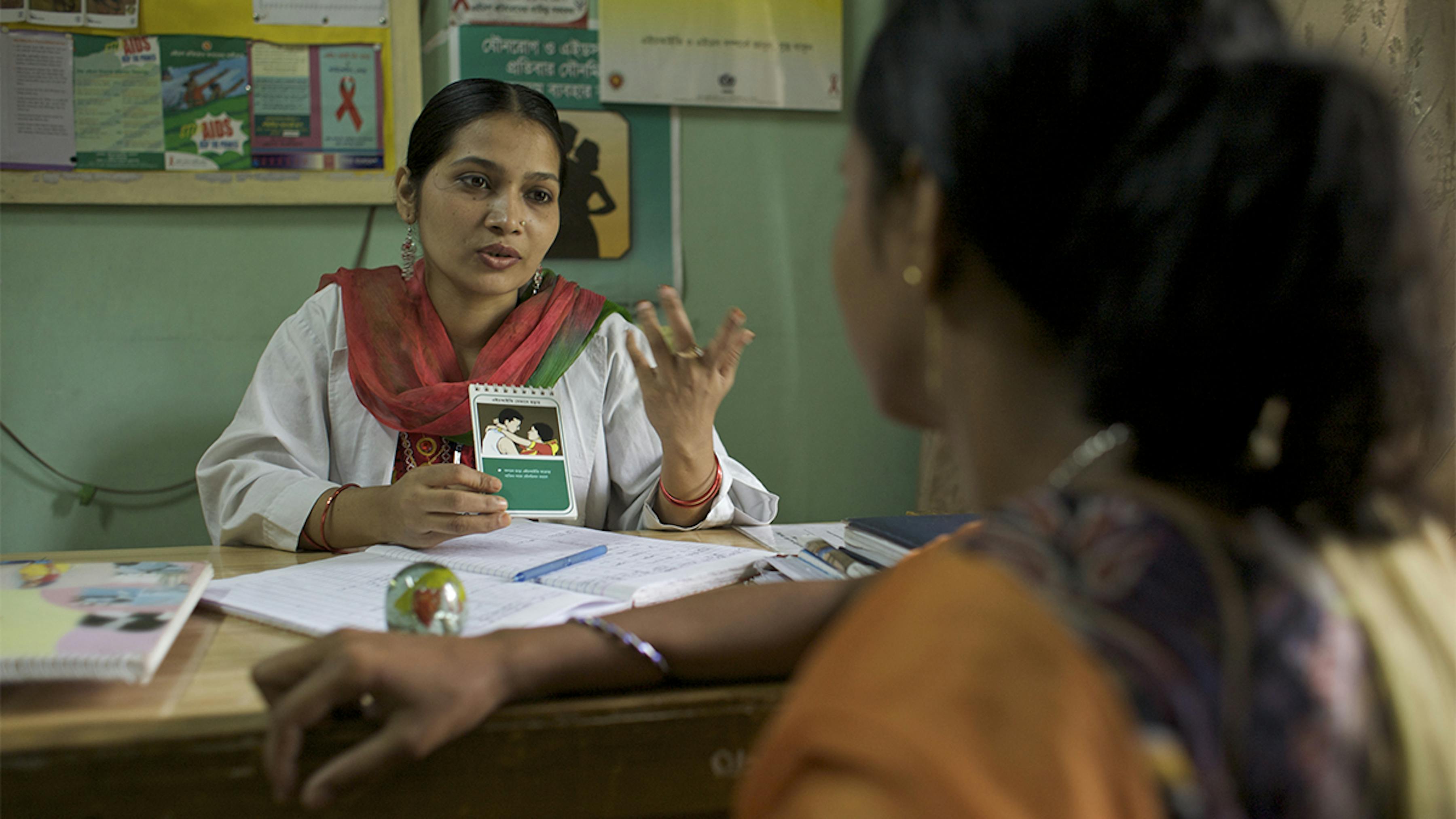 Bangladesh, una giovane dottoressa assiste una ragazza vittima dello sfruttamento sessuale.