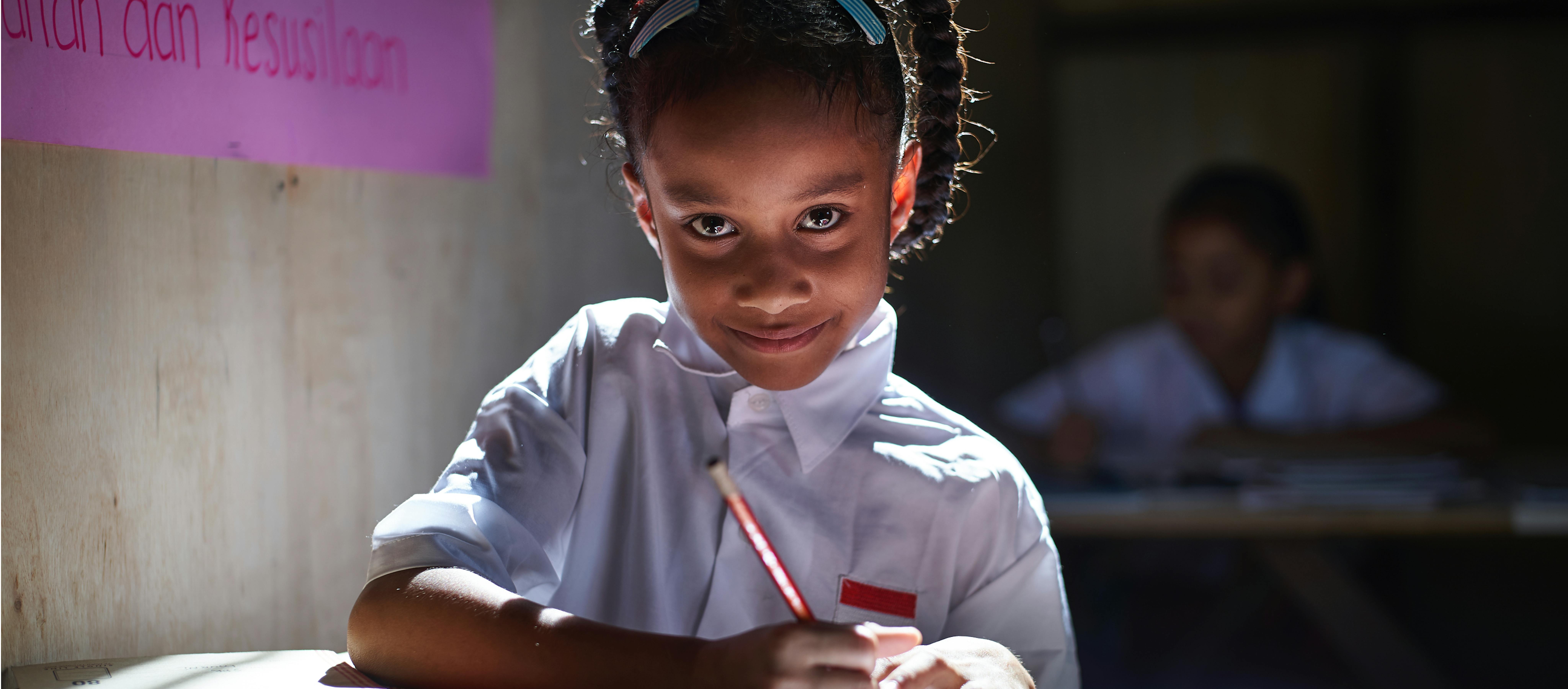 Una bambina a lezione in una scuola, in Africa