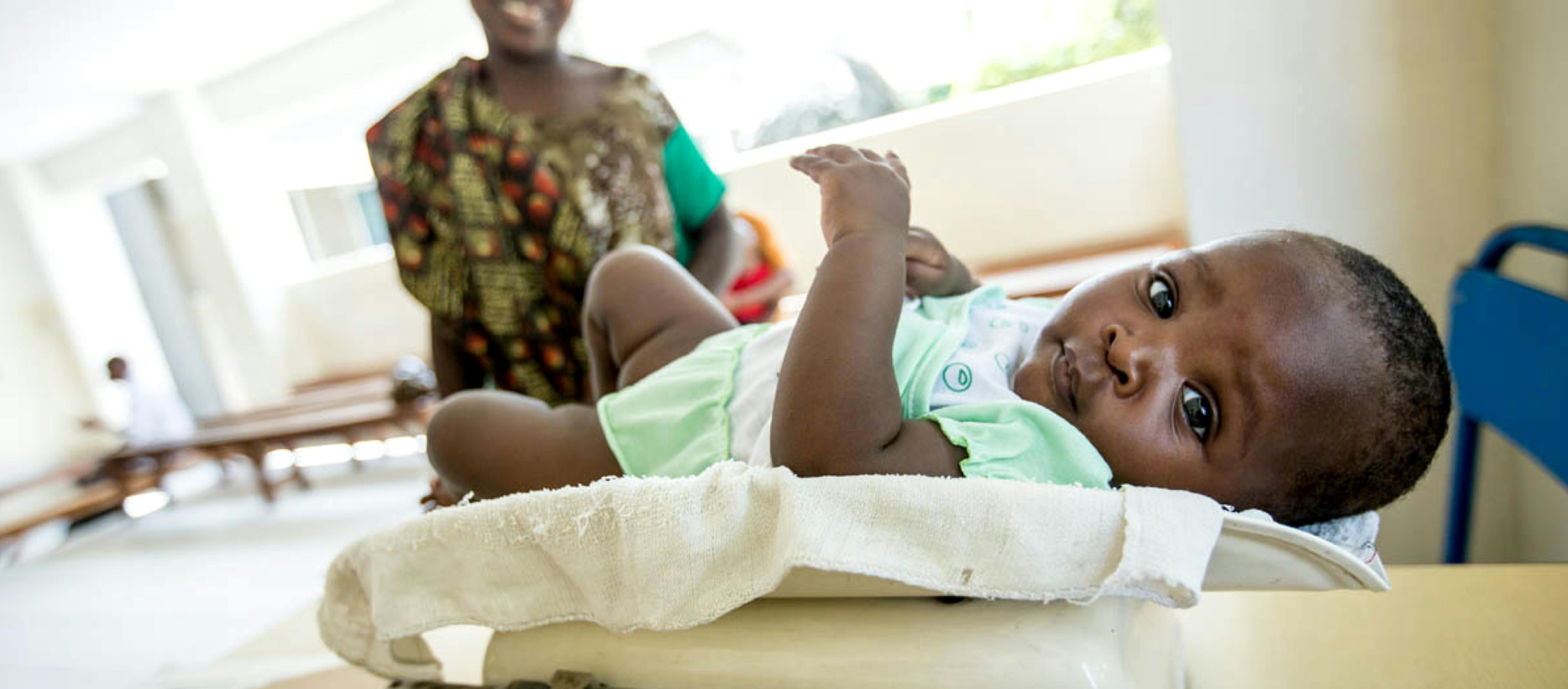 Una bambina di sei mesi in un ospedale in Tanzania