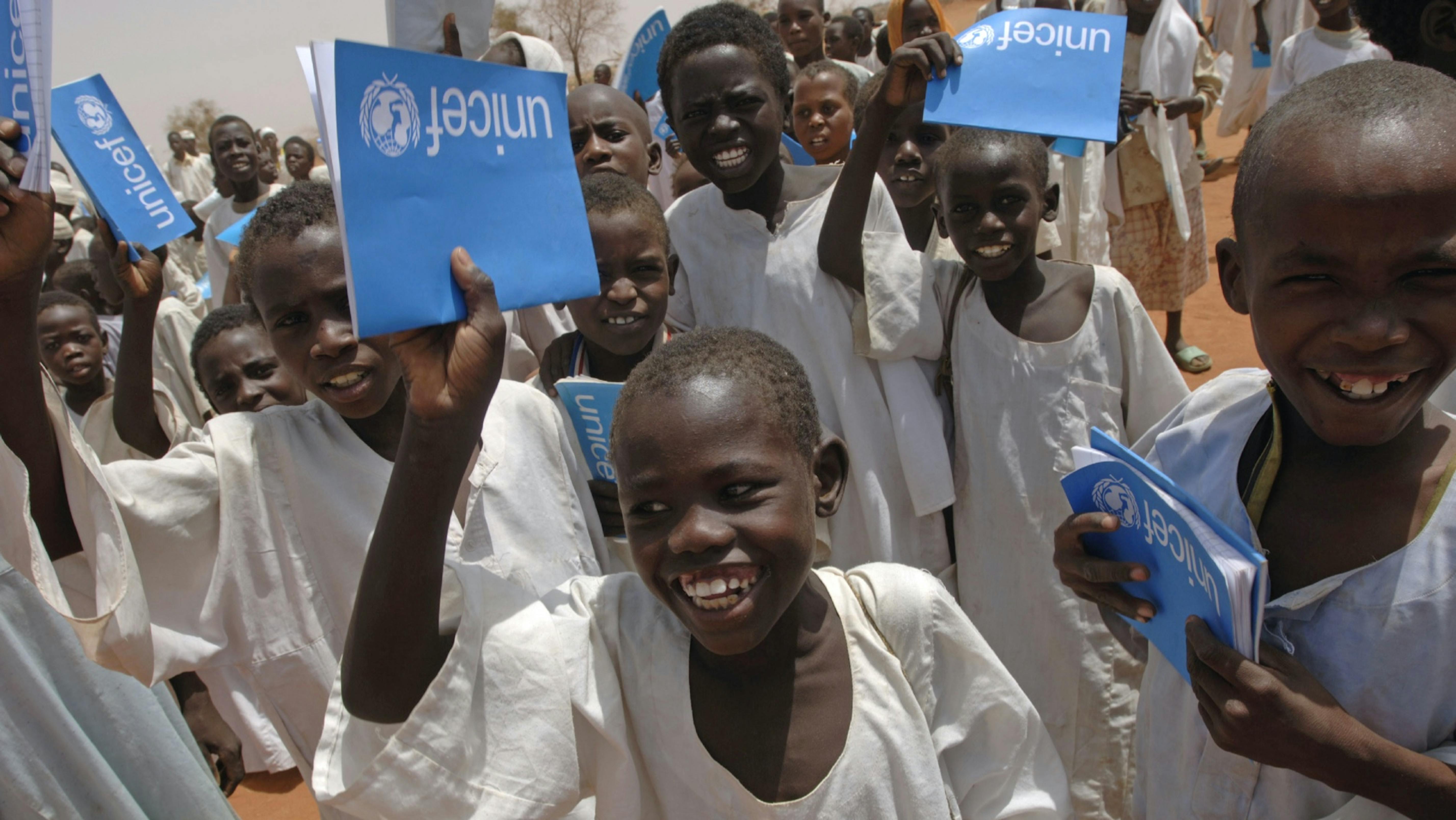 Bambini a scuola con i quaderni UNICEF