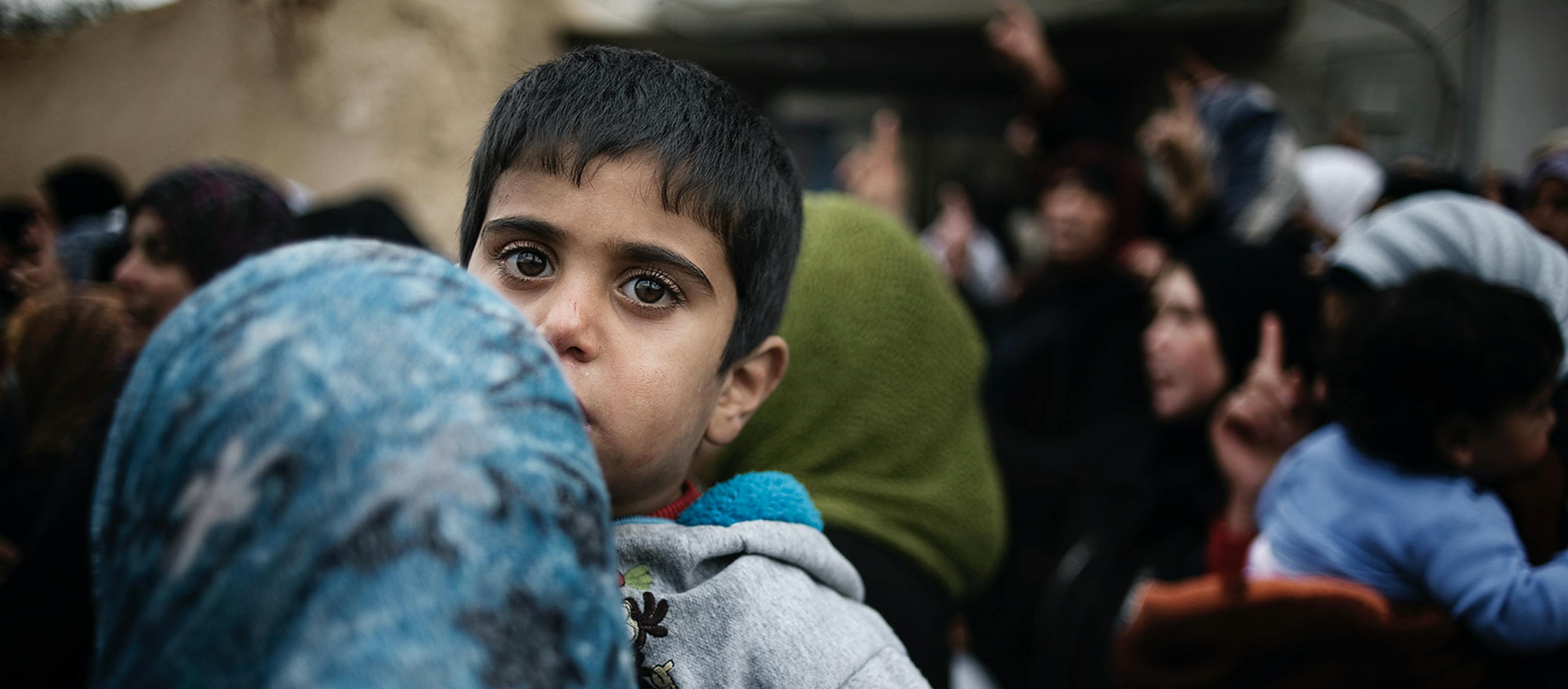 Bambino sfollato che fugge dalla Siria