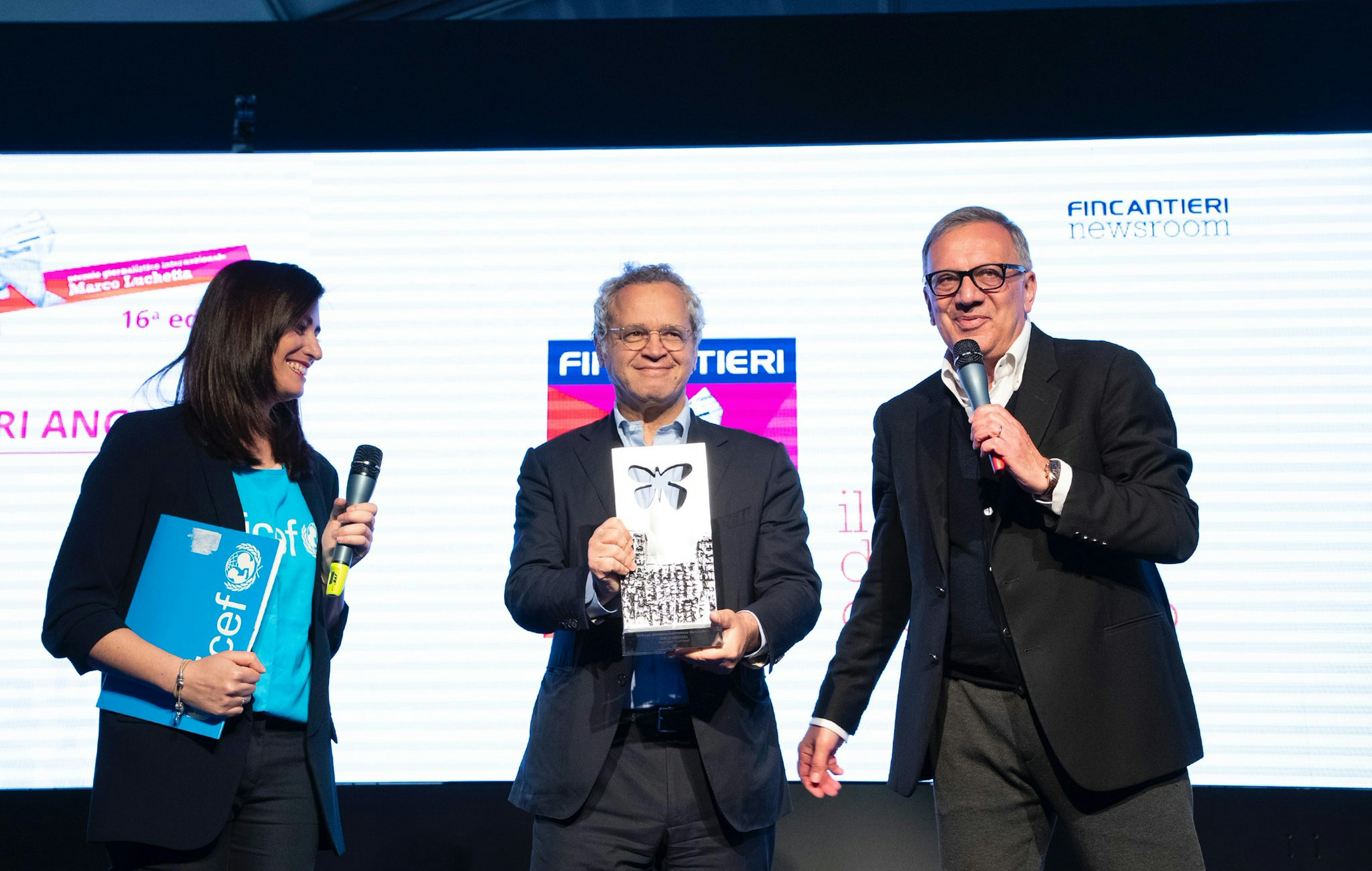 Enrico Mentana riceve il premio UNICEF "I Nostri Angeli" durante il Premio Luchetta del 2019