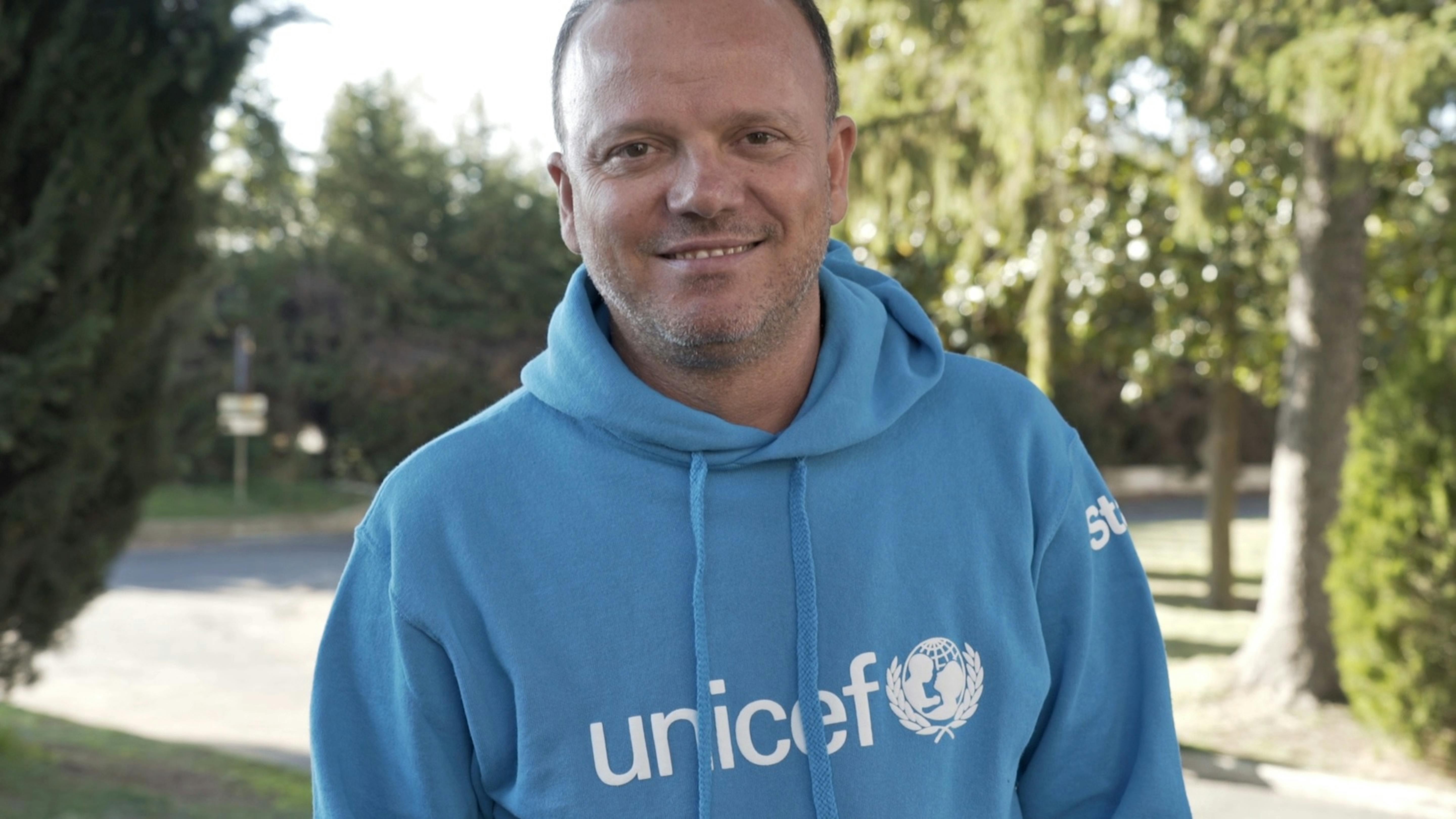 Gigi D'Alessio in visita con l'UNICEF ad un centro di accoglienza in provincia di Roma