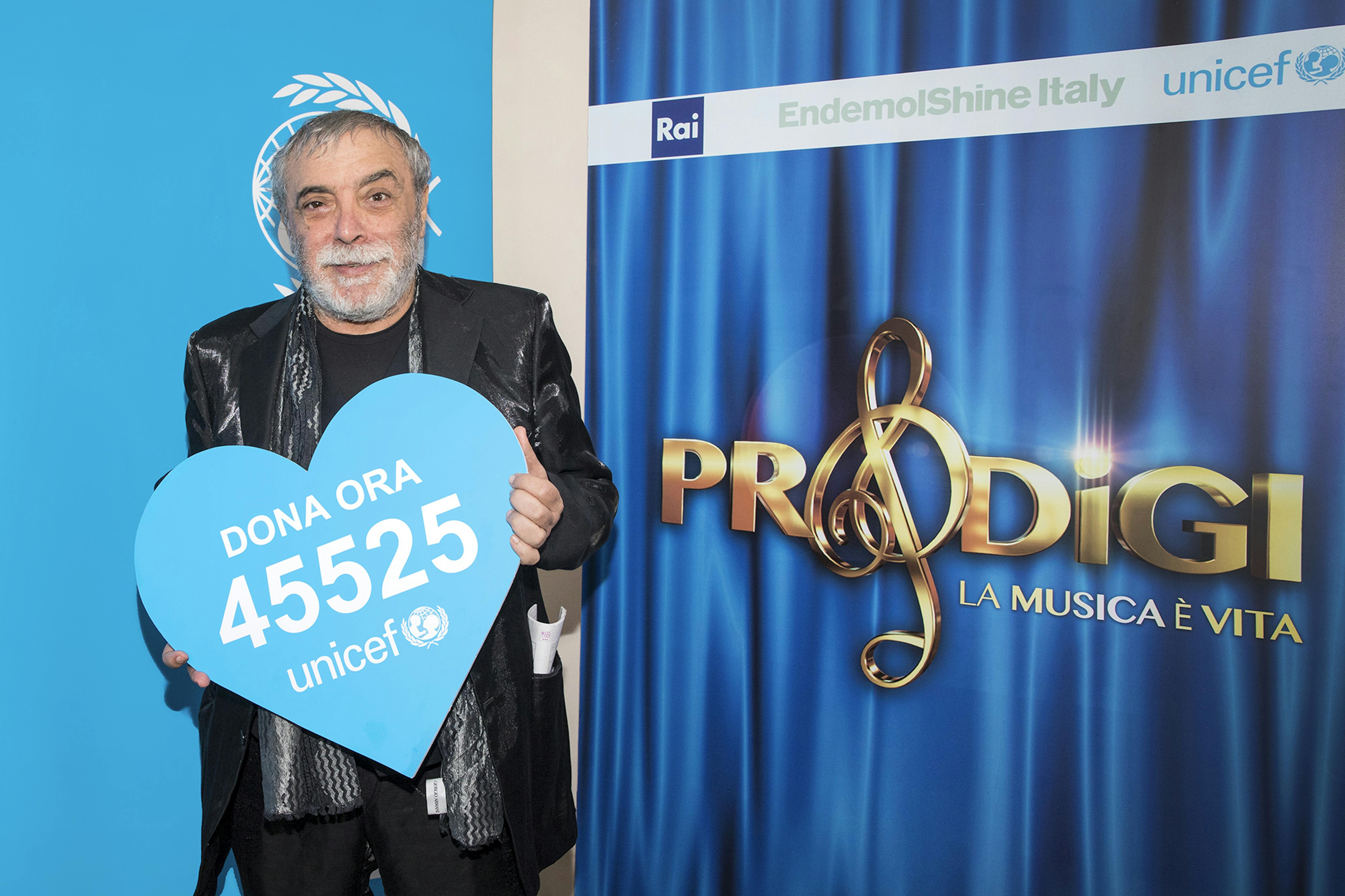 Nino Frassica tiene in mano il cuore dell'UNICEF per il lancio della campagna SMS