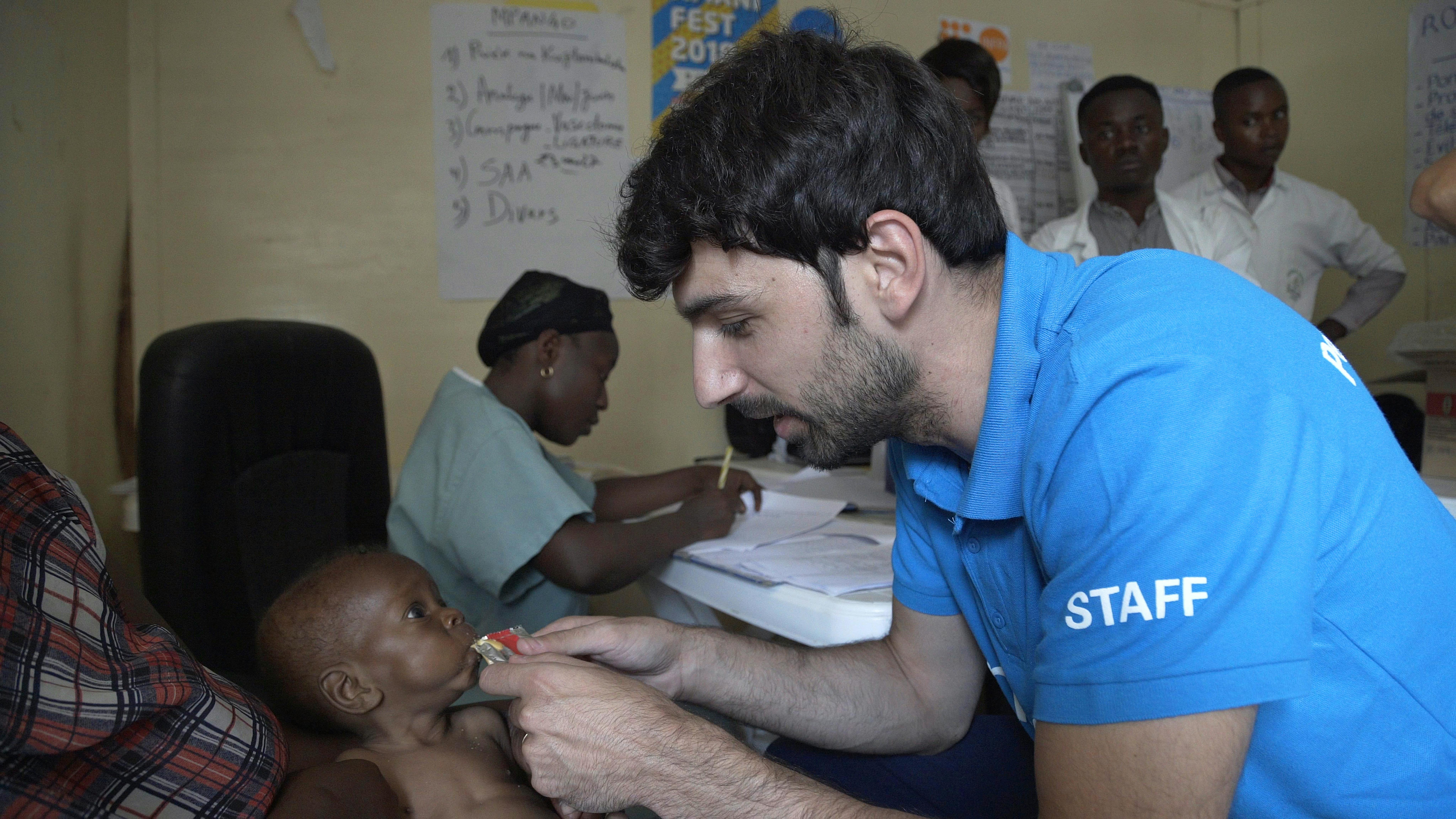 Raimondo Todaro con un bambino malnutrito in Rep. Democratica del Congo