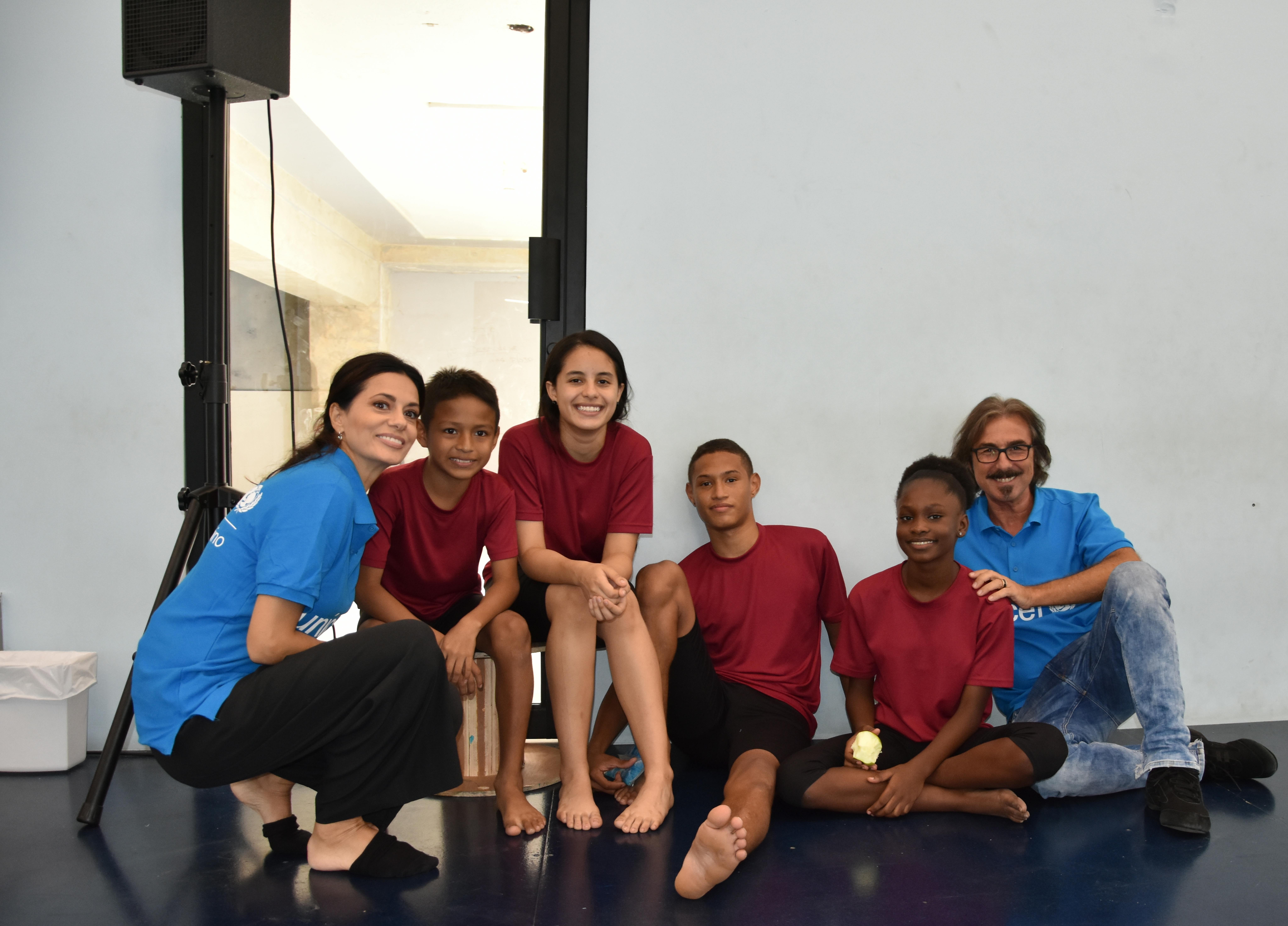Rossella Brescia e Luciano Cannito, in missione con UNICEF a Panama, visitano una scuola di danza 