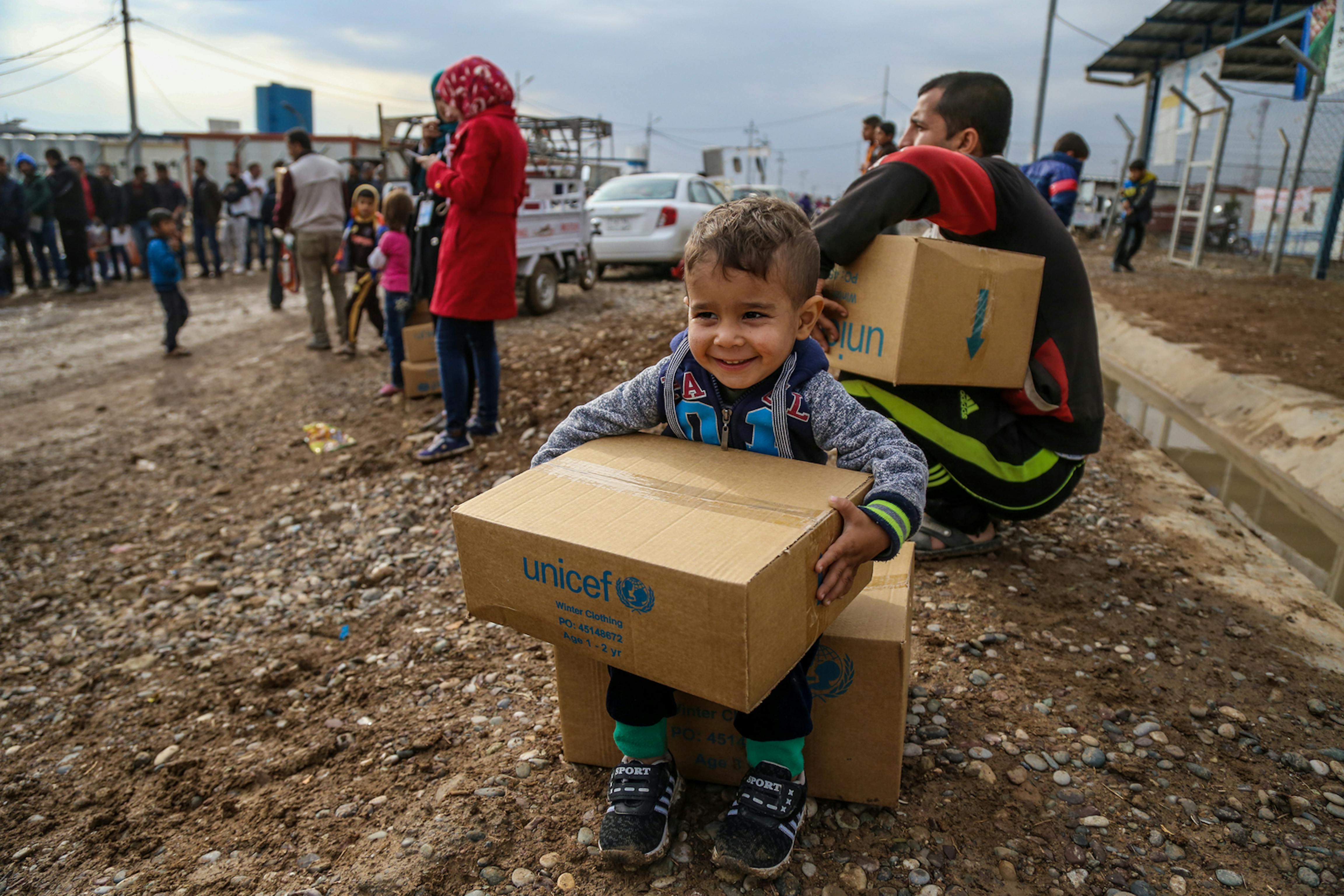 Bambino riceve un pacco di aiuti UNICEF