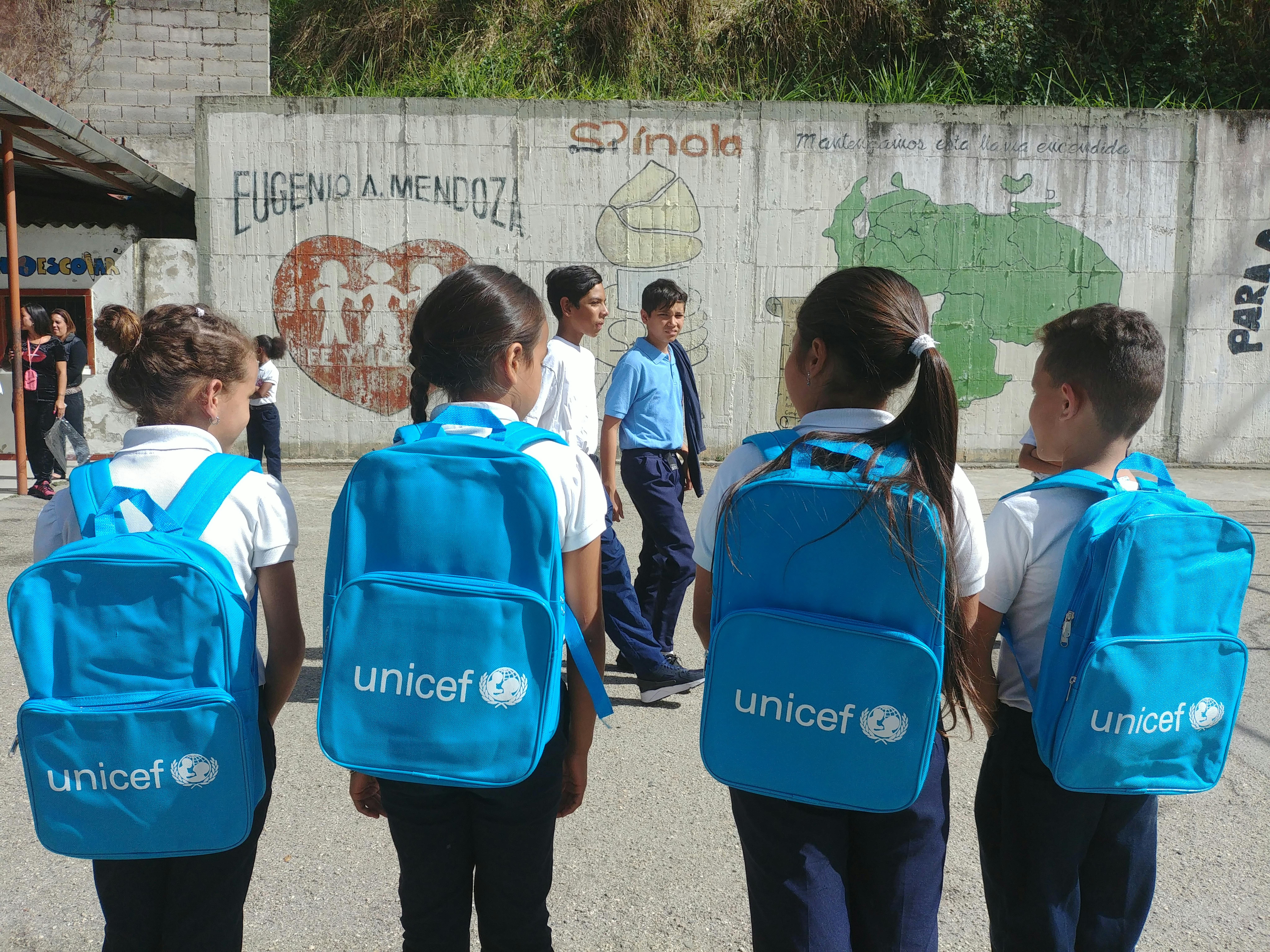 L'UNICEF ha distribuito kit, 3.200 zaini (con quaderni e matite) nel Comune di Libertador, Venezuela