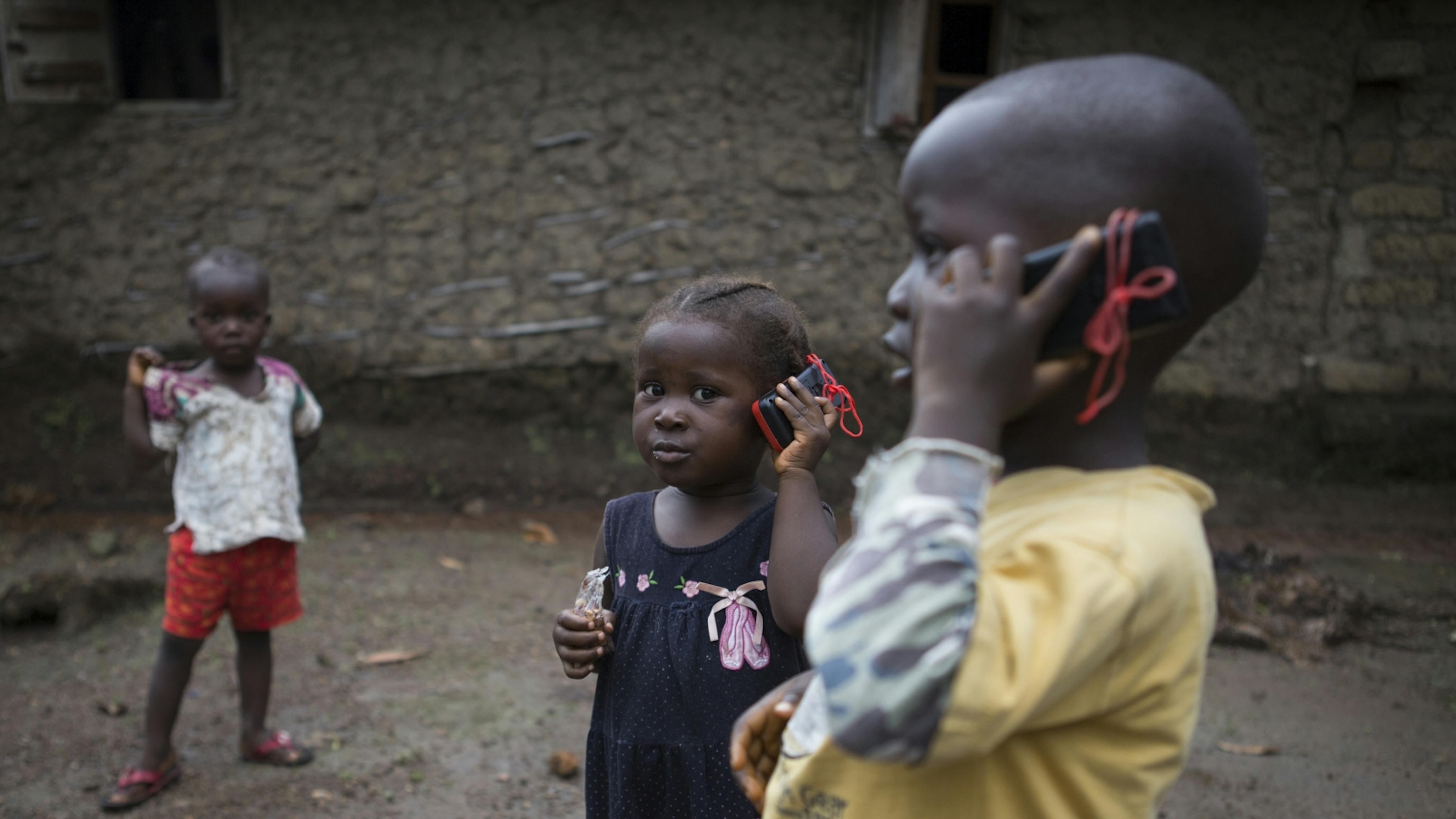 Sierra Leone, 3 fratelli si chiamano con telefoni giocatolo