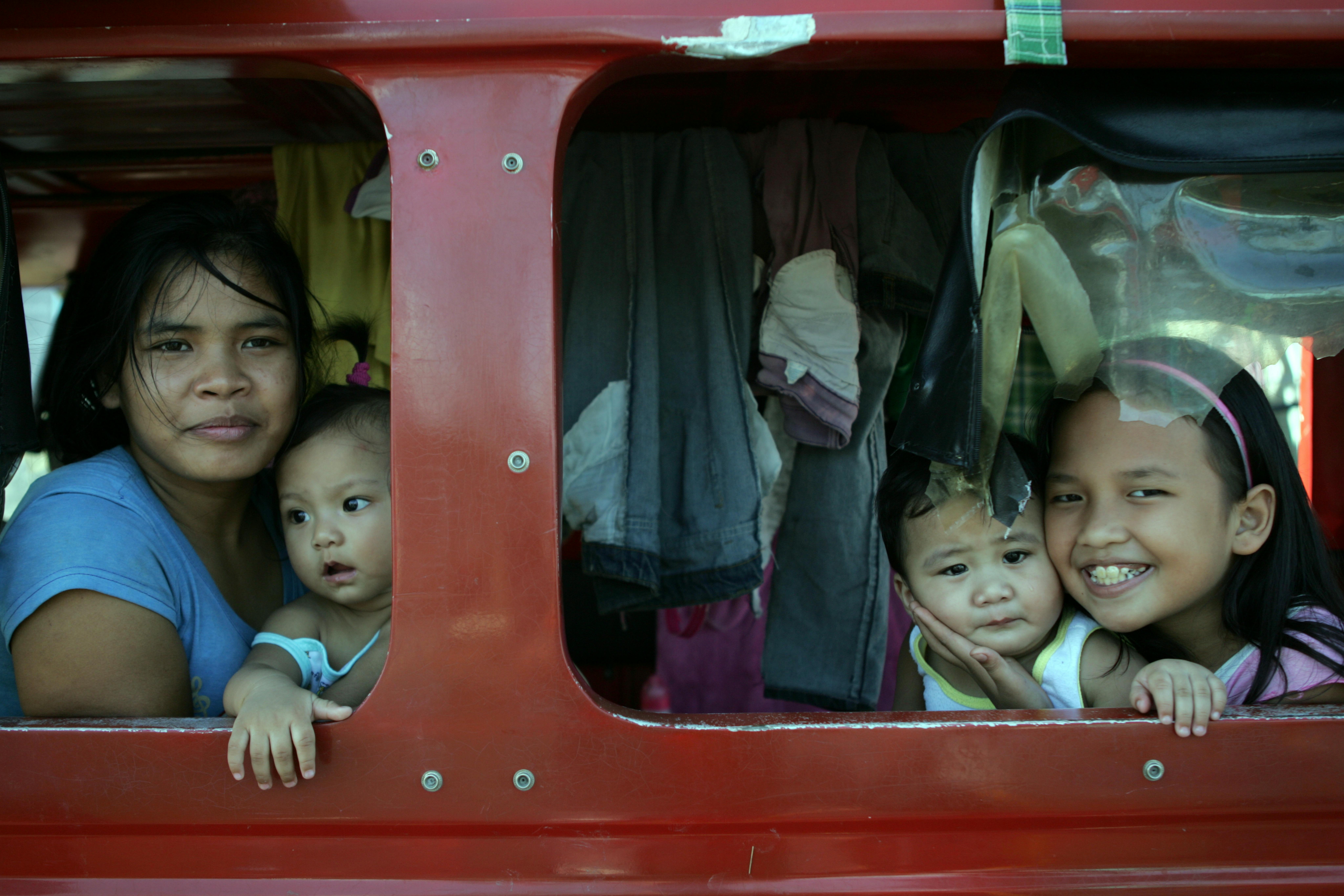 Mamma e i suoi bambini nella loro casa all’interno di un pulmino in Thailandia