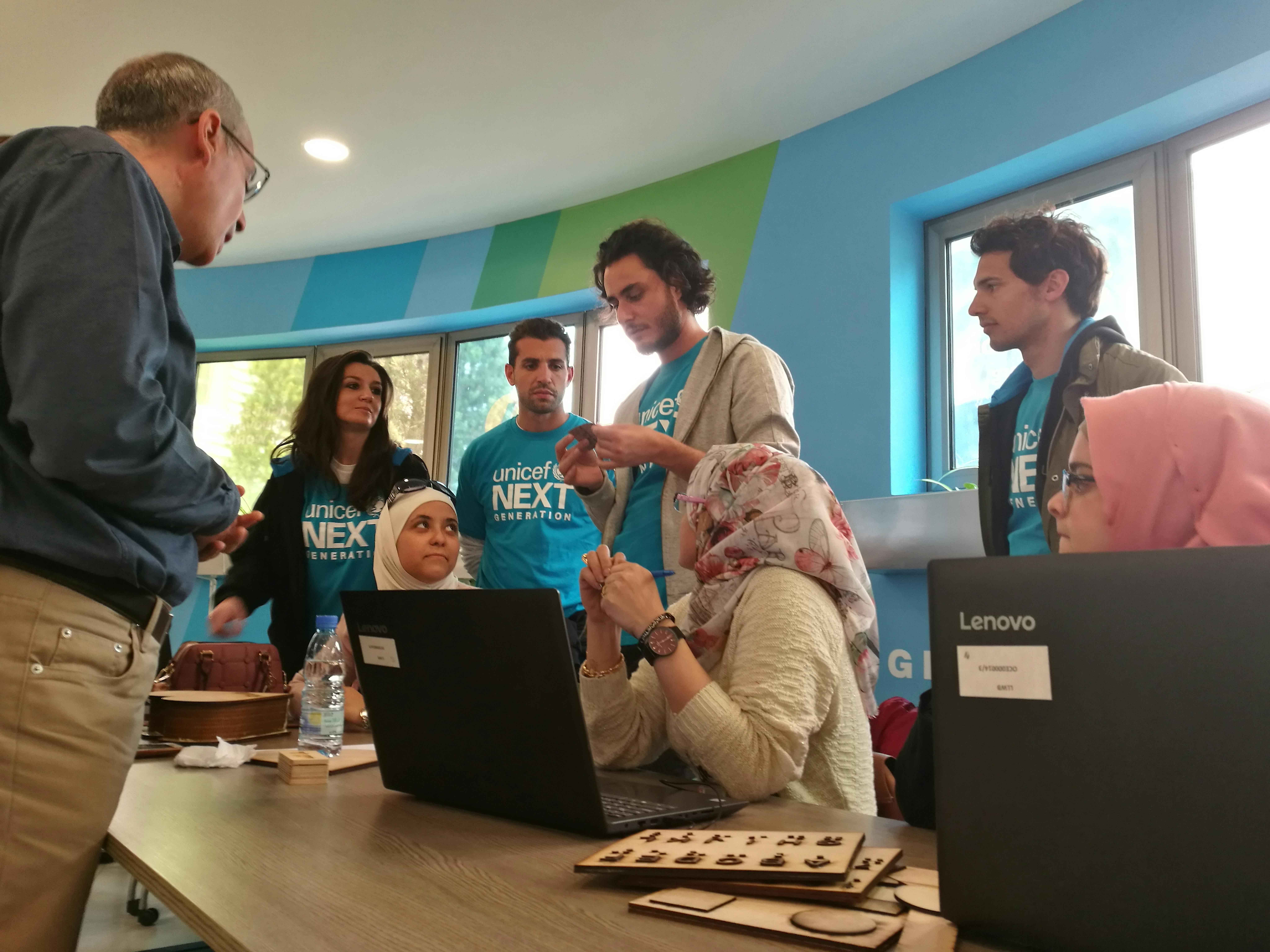 I founder di NextGen UNICEF Italia in visita in un Innovation Lab in Libano con giovani rifugiati siriani e palestinesi e ragazzi libanesi 