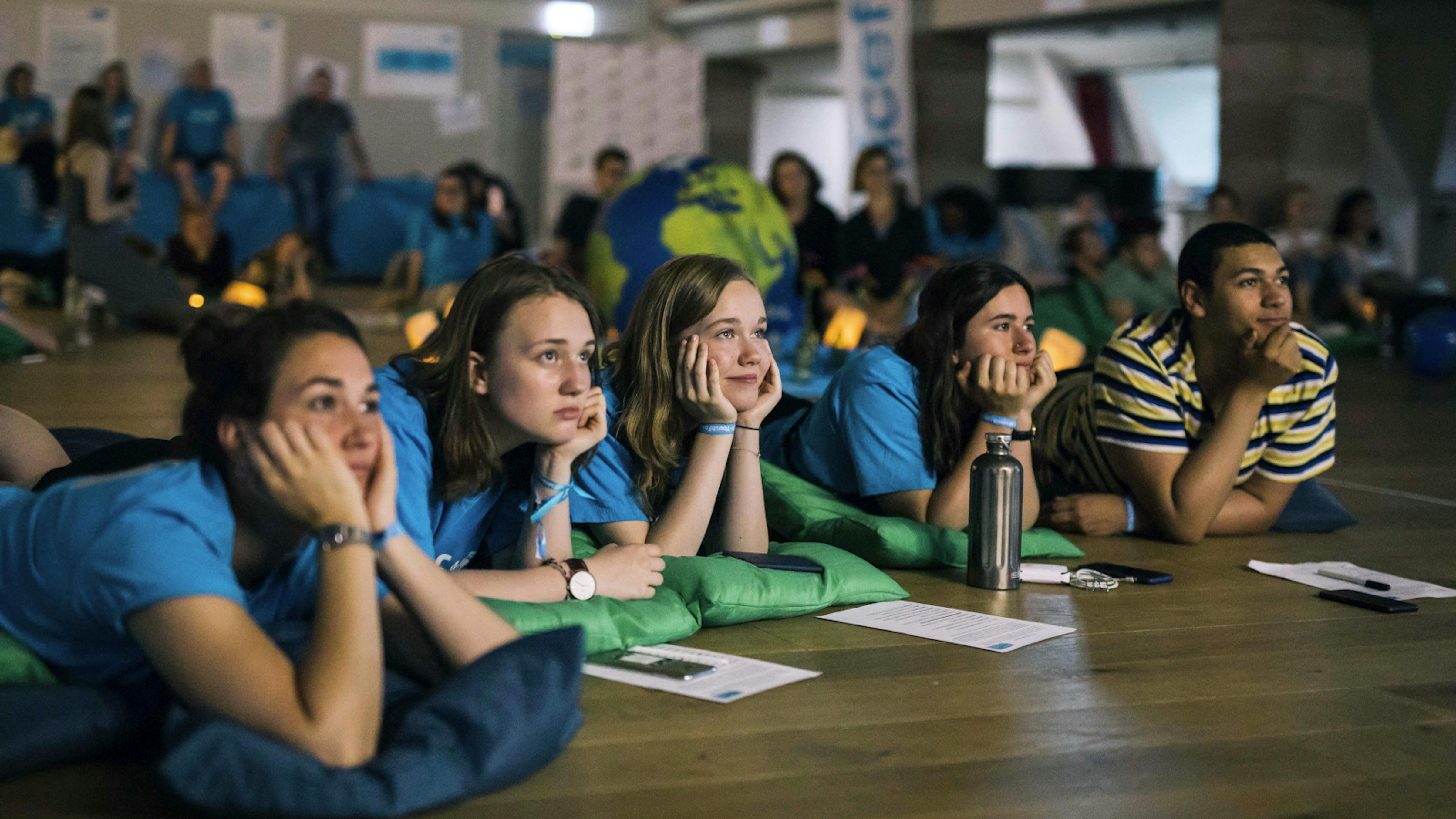 Ragazzi sdraiati a terra durante una formazione UNICEF