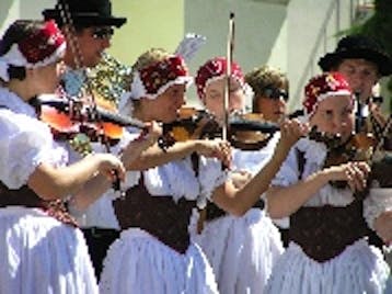 Anche le Pigotte al Festival del Folklore di Aviano