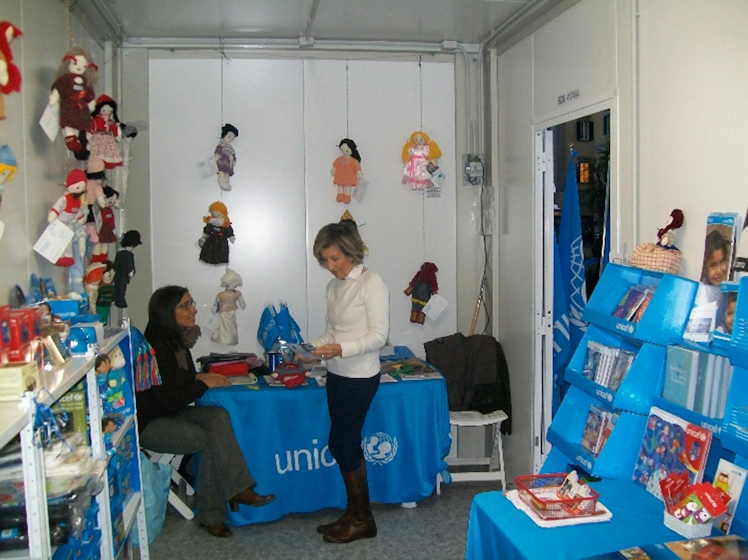 A Livorno un box per adottare le pigotte e acquistare i prodotti dell'UNICEF