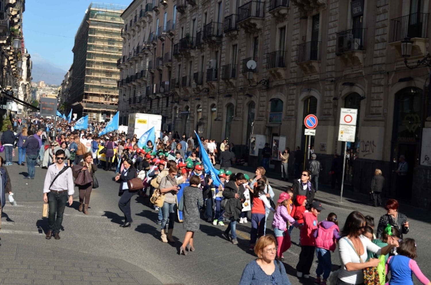 Catania: tripla catena umana per celebrare la Giornata dell'Infanzia