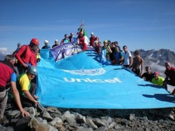 Bergamo: la bandiera UNICEF in vetta con il CAI