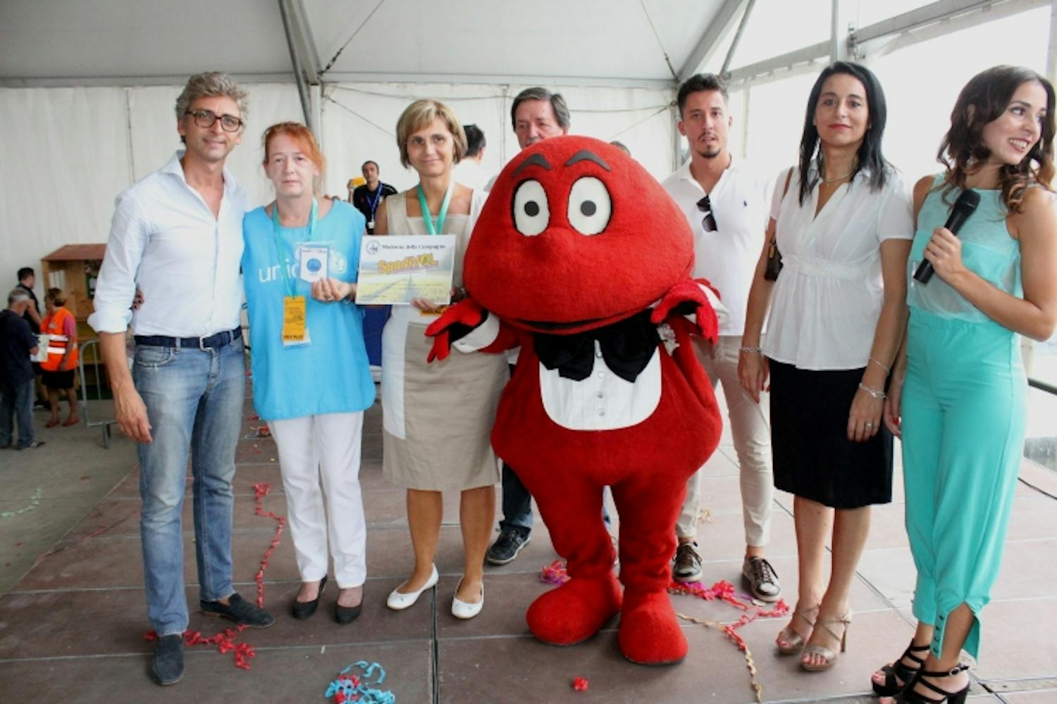 Il Gabibbo partecipa alla festa 