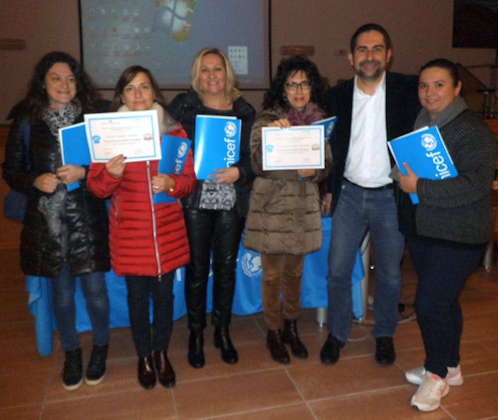 Foto di gruppo con i rappresentanti delle scuole e dell'UNICEF Italia