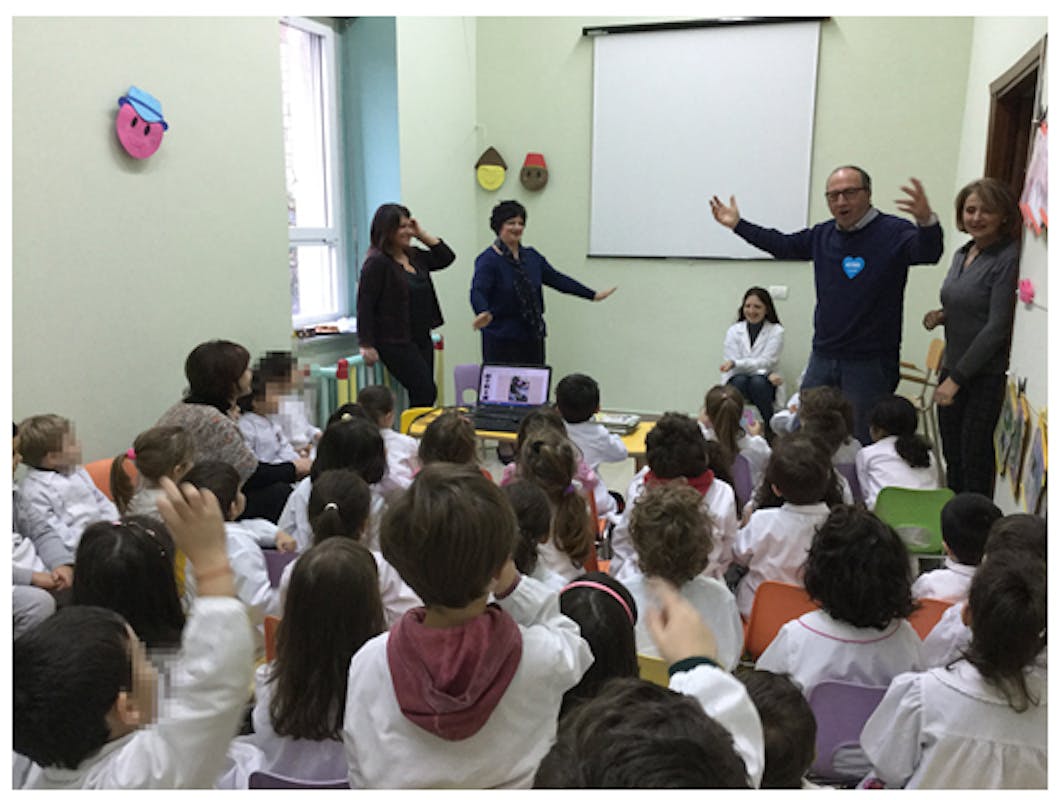 Il presidente Coviello con i bambini della scuola