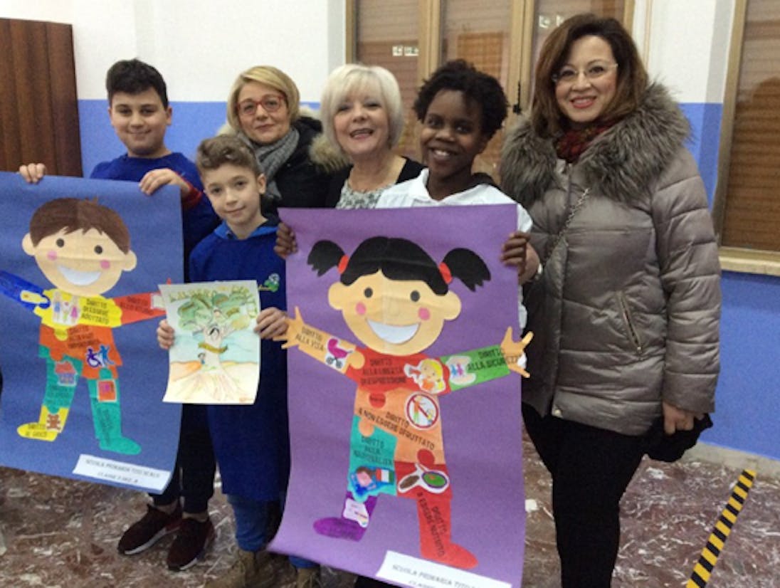 La dirigente scolastica Marcella Tedesco al centro con Margherita Romaniello e Patrizia De Carlo insegnanti di quinta della scuola primaria