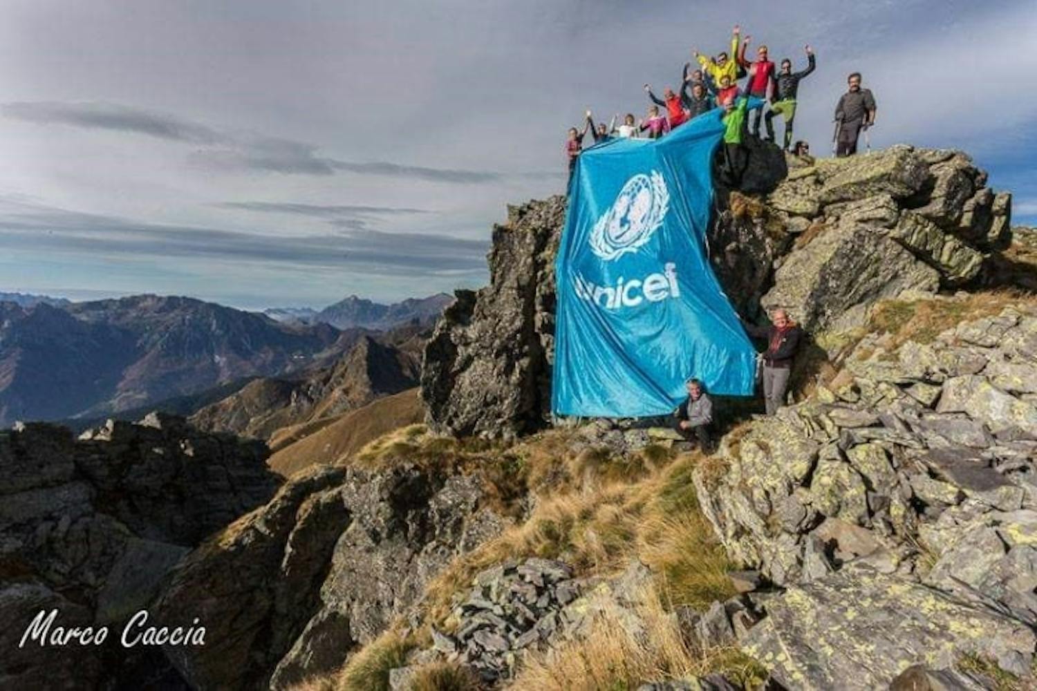 La bandiera dell'UNICEF in vetta!