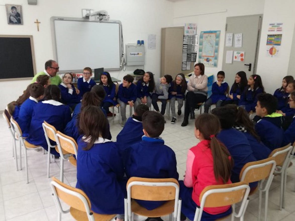 Mario Coviello e Paola Marotta con la quarta e la quinta della scuola primaria di Balvano