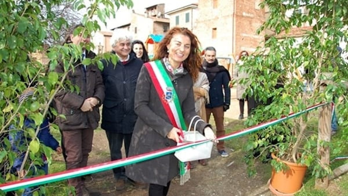 Il Sindaco presso il parco gioco in Piazza Gramsci