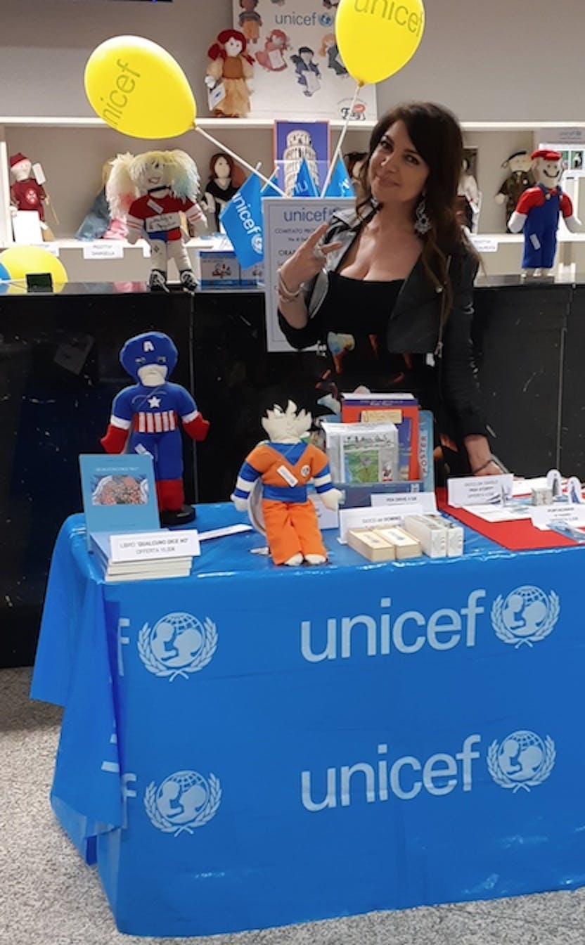 Cristina D'Avena alla postazione UNICEF