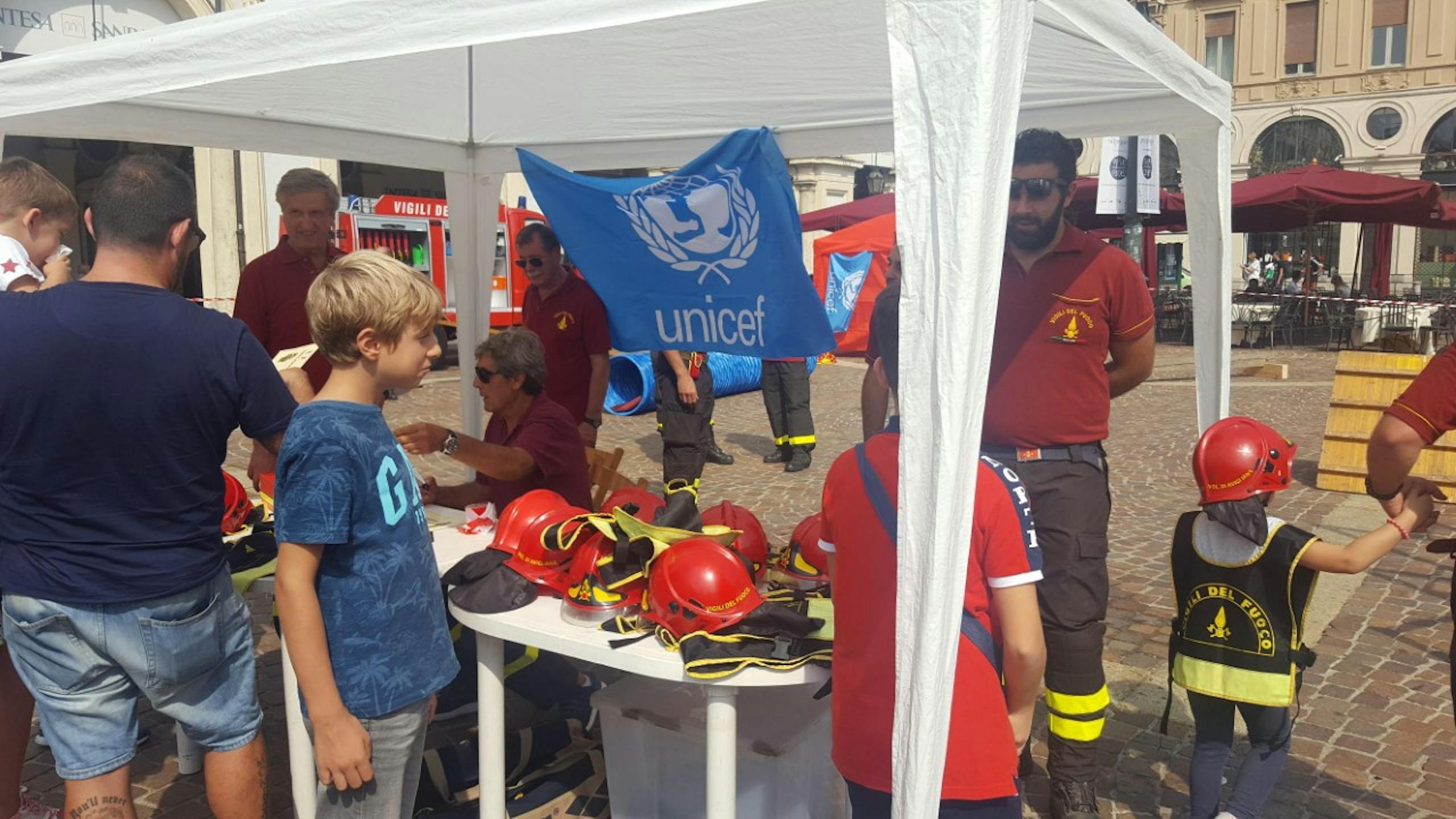 Vigili del Fuoco e UNICEF in piazza S. Carlo con Pompieropoli per testimoniare il valore della Salvaguardia dei più bisognosi e dell'infanzia