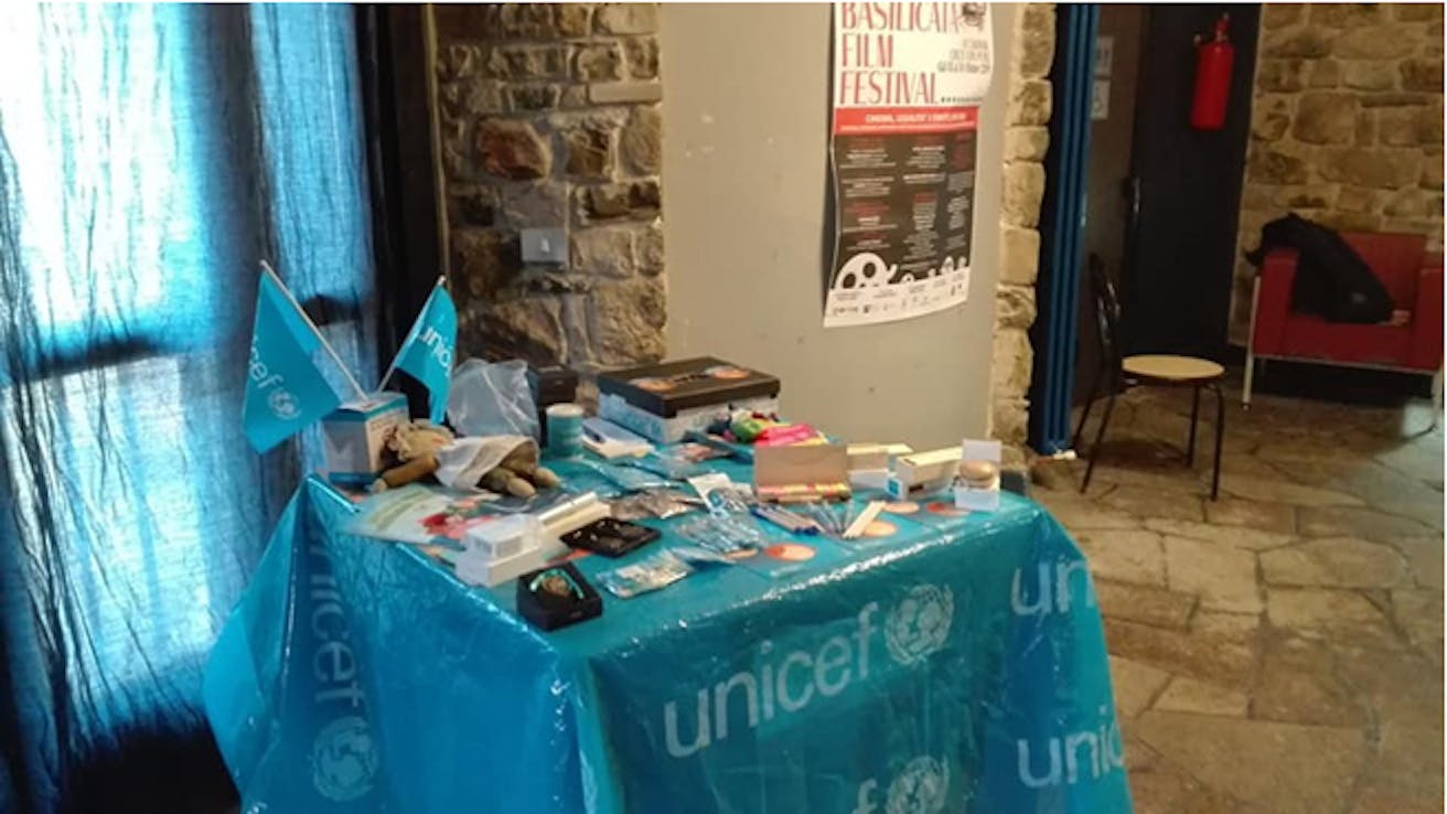 Il banchetto UNICEF all’ingresso della sala