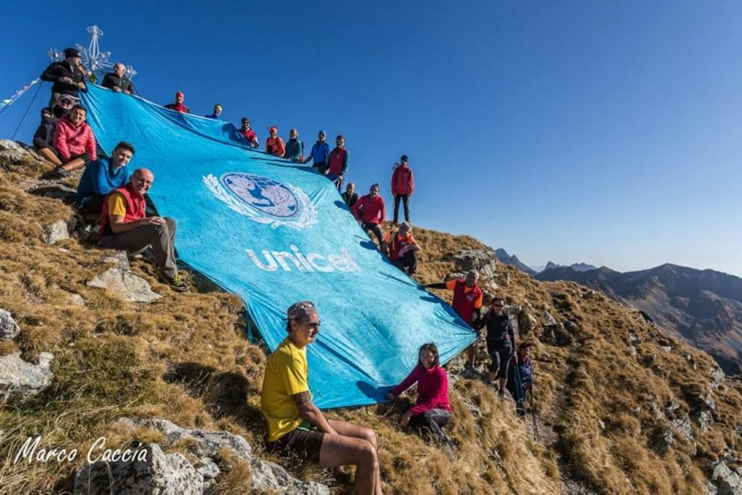 La grande bandiera dell'UNICEF sulle Alpi