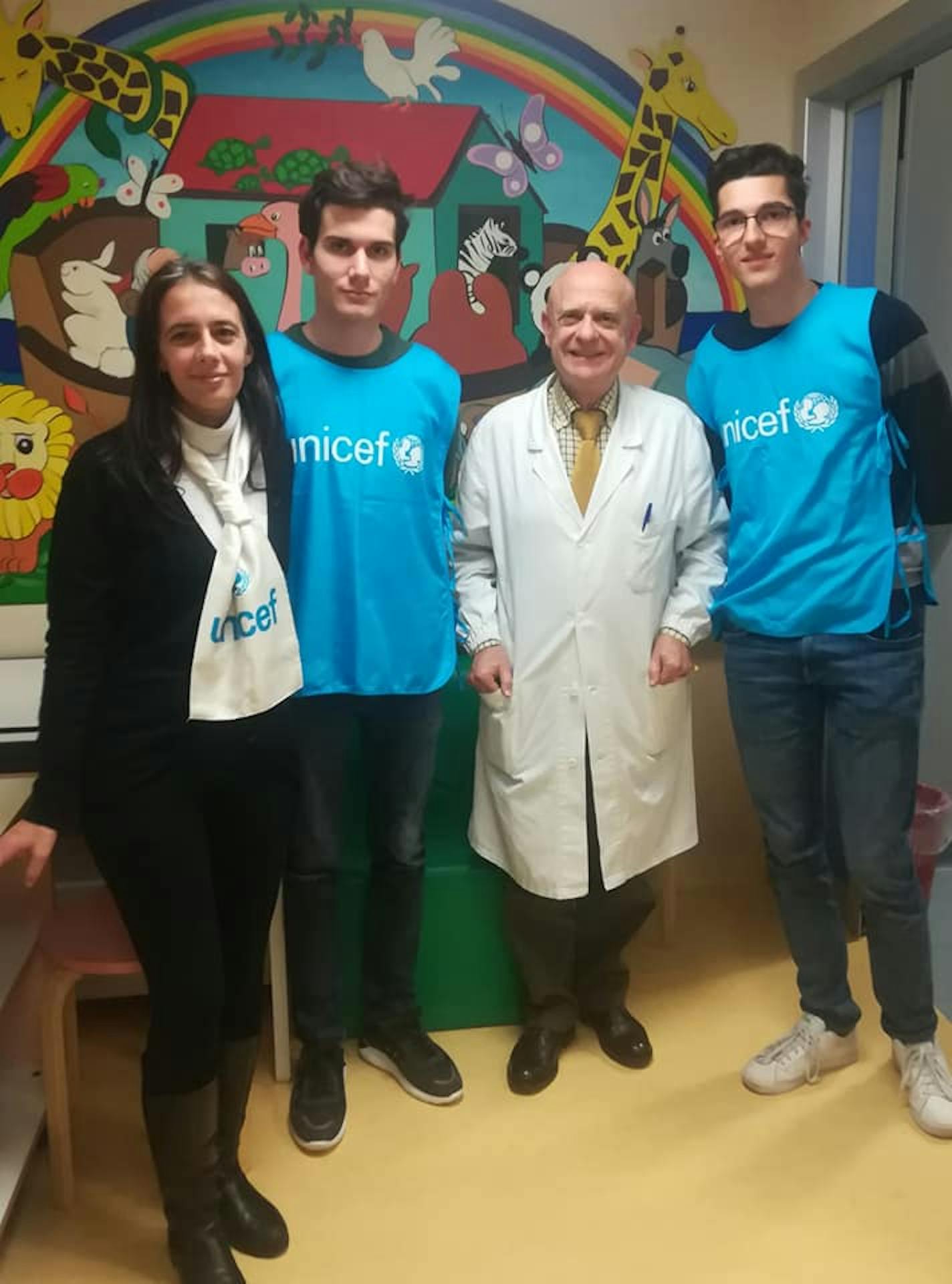 Manuela Bovolenta, Luca Moroni, il Primario del reparto pediatrico dell'ospedale Fatebenefratelli Gaetano Mariani e Lorenzo Regondi, un volontario UNICEF ottimo scacchista!