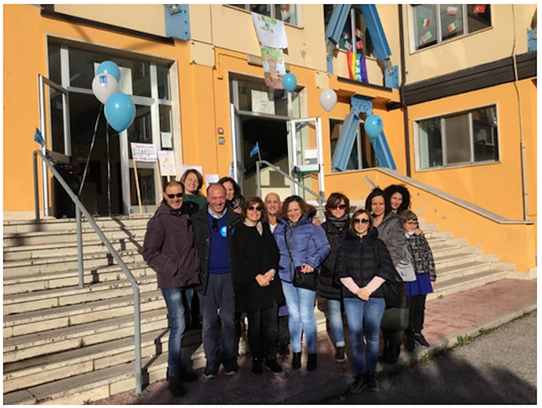 Mario Coviello con docenti, bidello e genitori in festa.