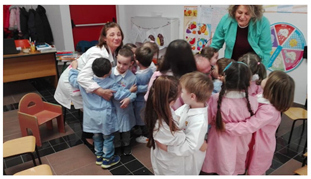 L’abbraccio finale con i piccoli della scuola dell’infanzia.