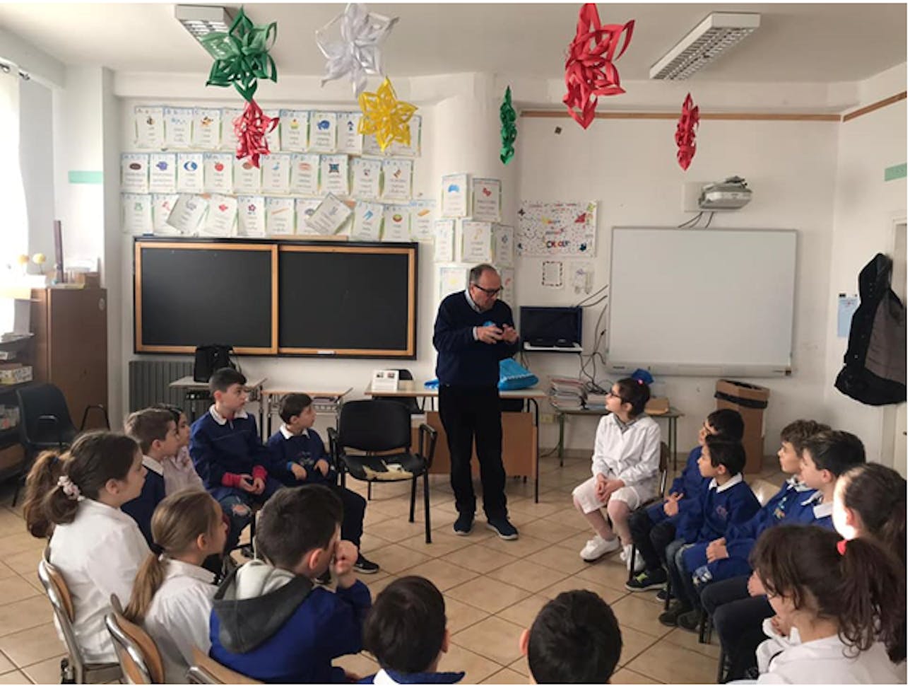 Mario Coviello con la classe terza della scuola primaria di Bella